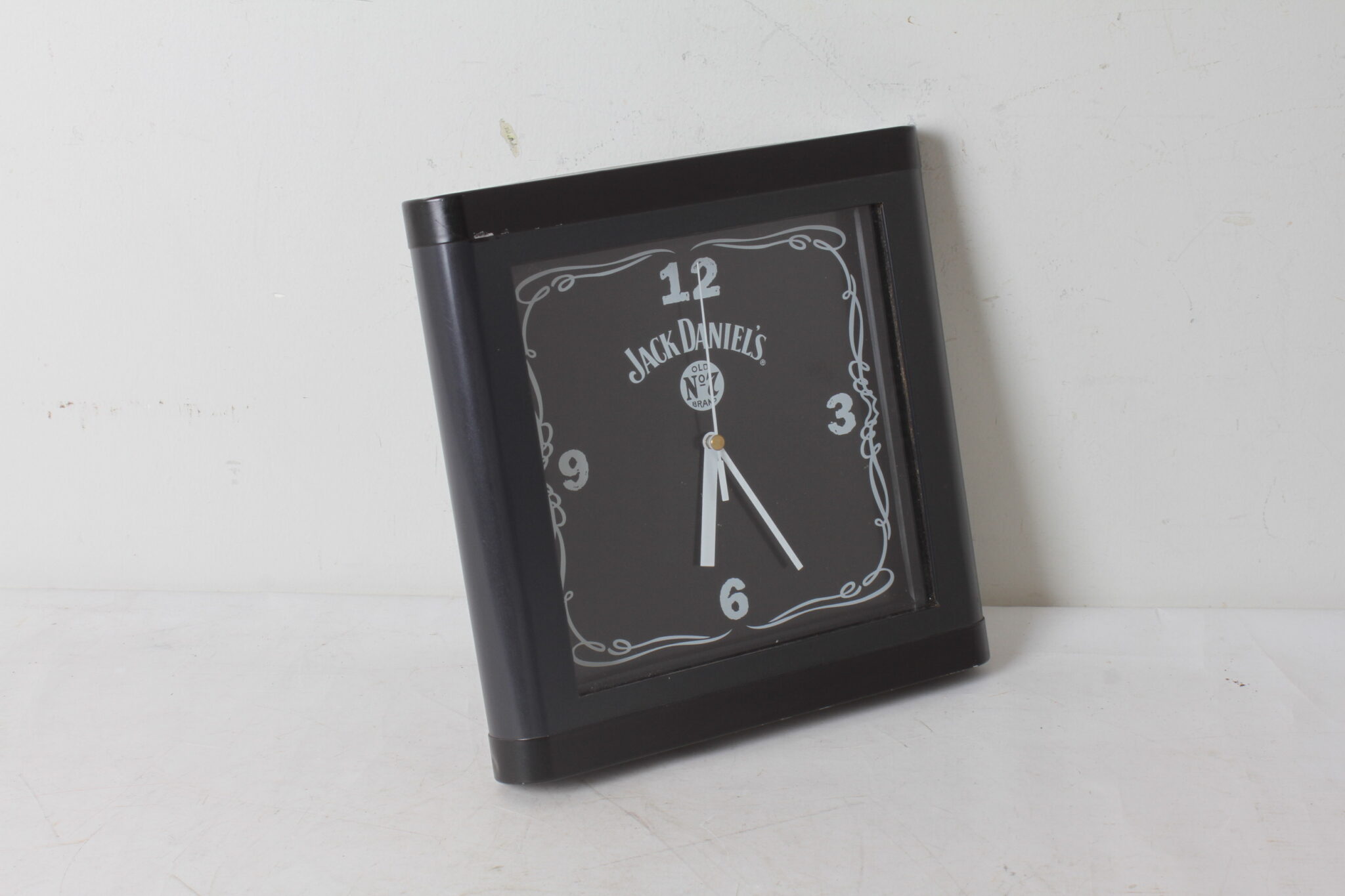 horloge-murale-publicitaire-jack-daniel's-numero-7-old-brand-objets-deco-brocante-occasion-emmaus-scherwiller-etikette (2)