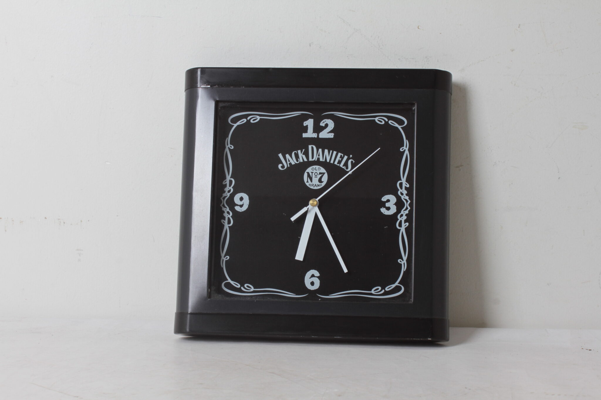 horloge-murale-publicitaire-jack-daniel's-numero-7-old-brand-objets-deco-brocante-occasion-emmaus-scherwiller-etikette (3)
