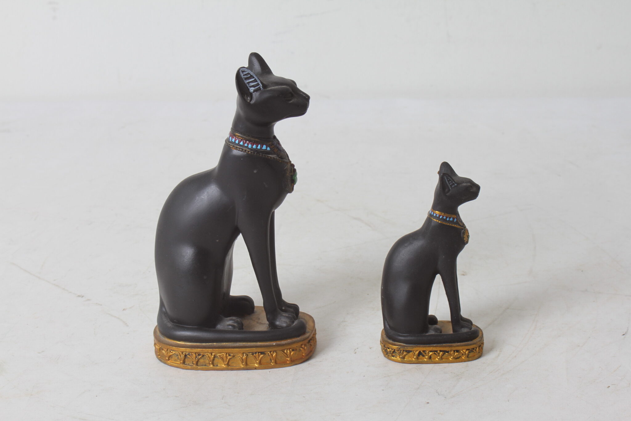 paire-de-statuettes-chats-bastet-egypte-resine-objerts-deco-occasion-emmaus-scherwiller-etikette (4)