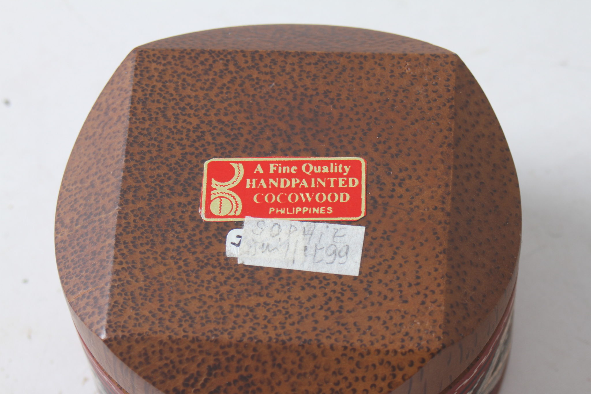 petite-boite-en-bois-de-cocotier-peinte-a-la-main-objets-deco-idee-cadeau-occasion-brocante-emmaus-scherwiller-etikette (1)