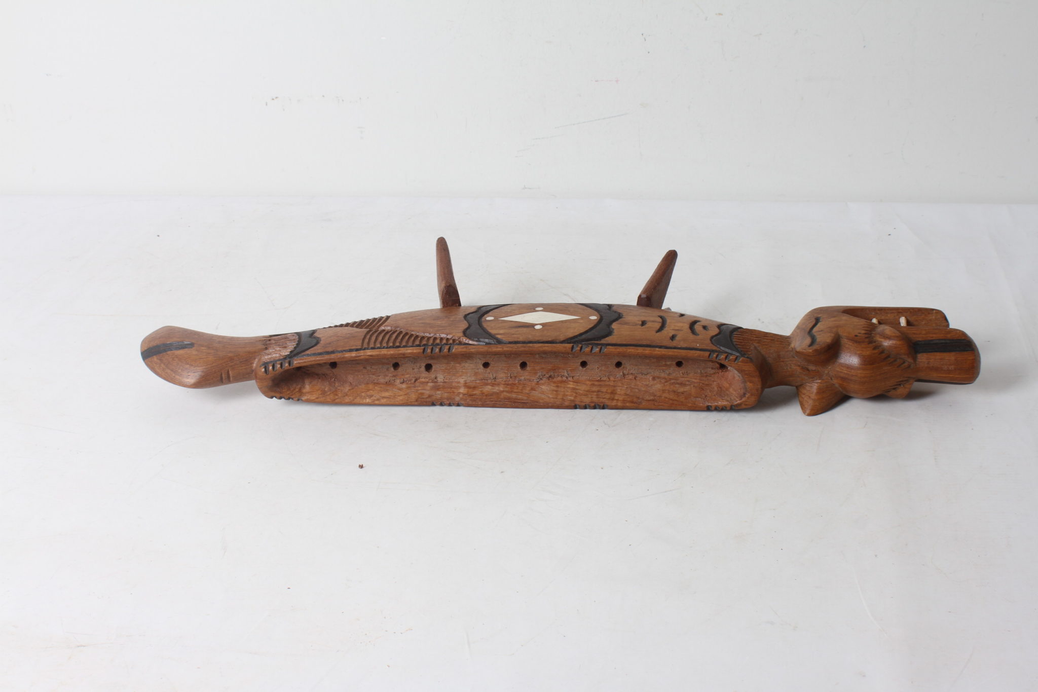 pirogue-artisanale-bois-sculpte-sans-les-personnages-objets-deco-brocante-occasion-emmaus-scherwiller-etikette (2)