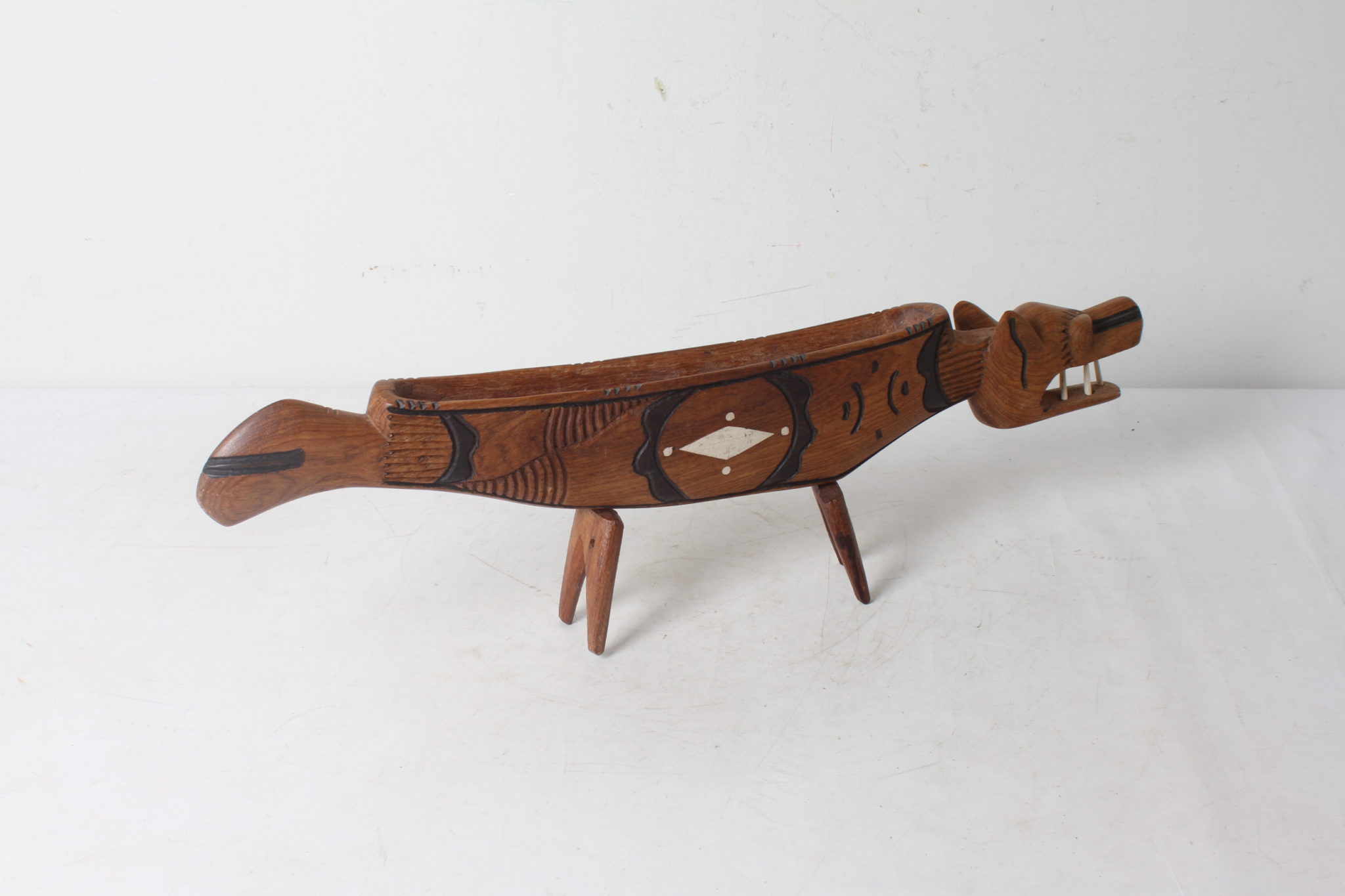 pirogue-artisanale-bois-sculpte-sans-les-personnages-objets-deco-brocante-occasion-emmaus-scherwiller-etikette (3)