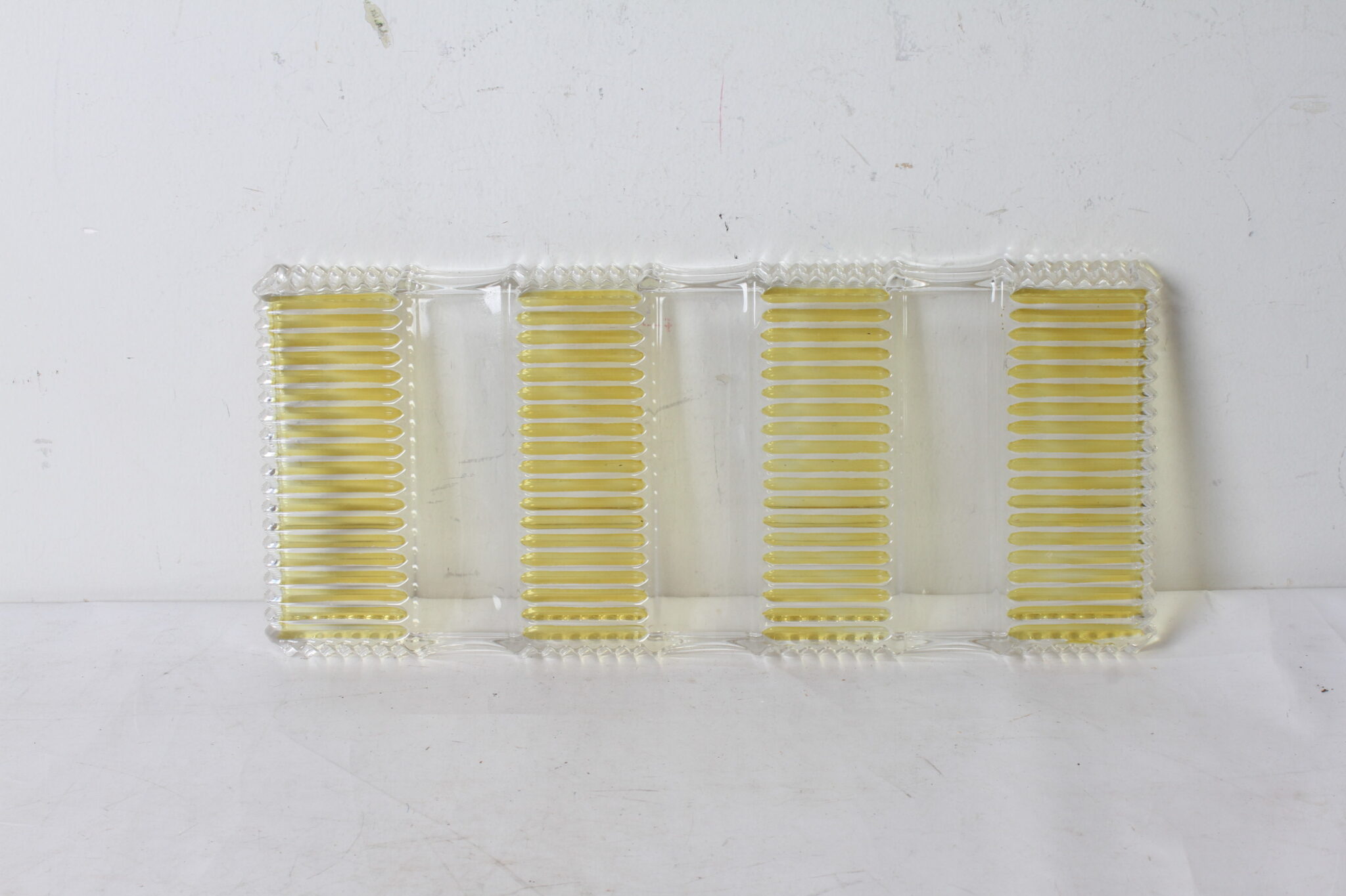 plat-a-cake-rectangulaire-vintage-en-verre-presse-transparent-jaune-art-de-la-table-brocante-occasion-emmaus-scherwiller-etikette (1)