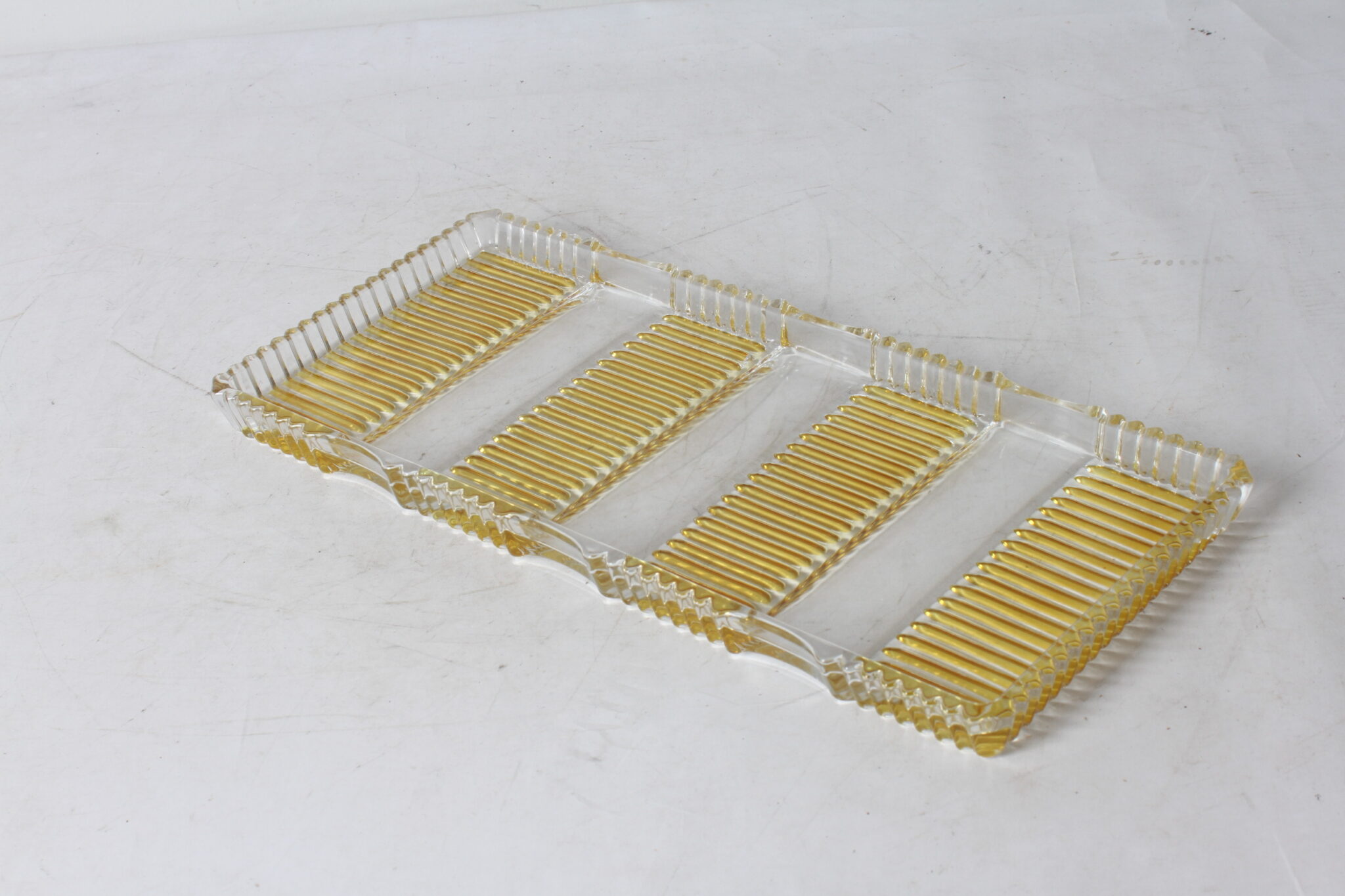 plat-a-cake-rectangulaire-vintage-en-verre-presse-transparent-jaune-art-de-la-table-brocante-occasion-emmaus-scherwiller-etikette (2)