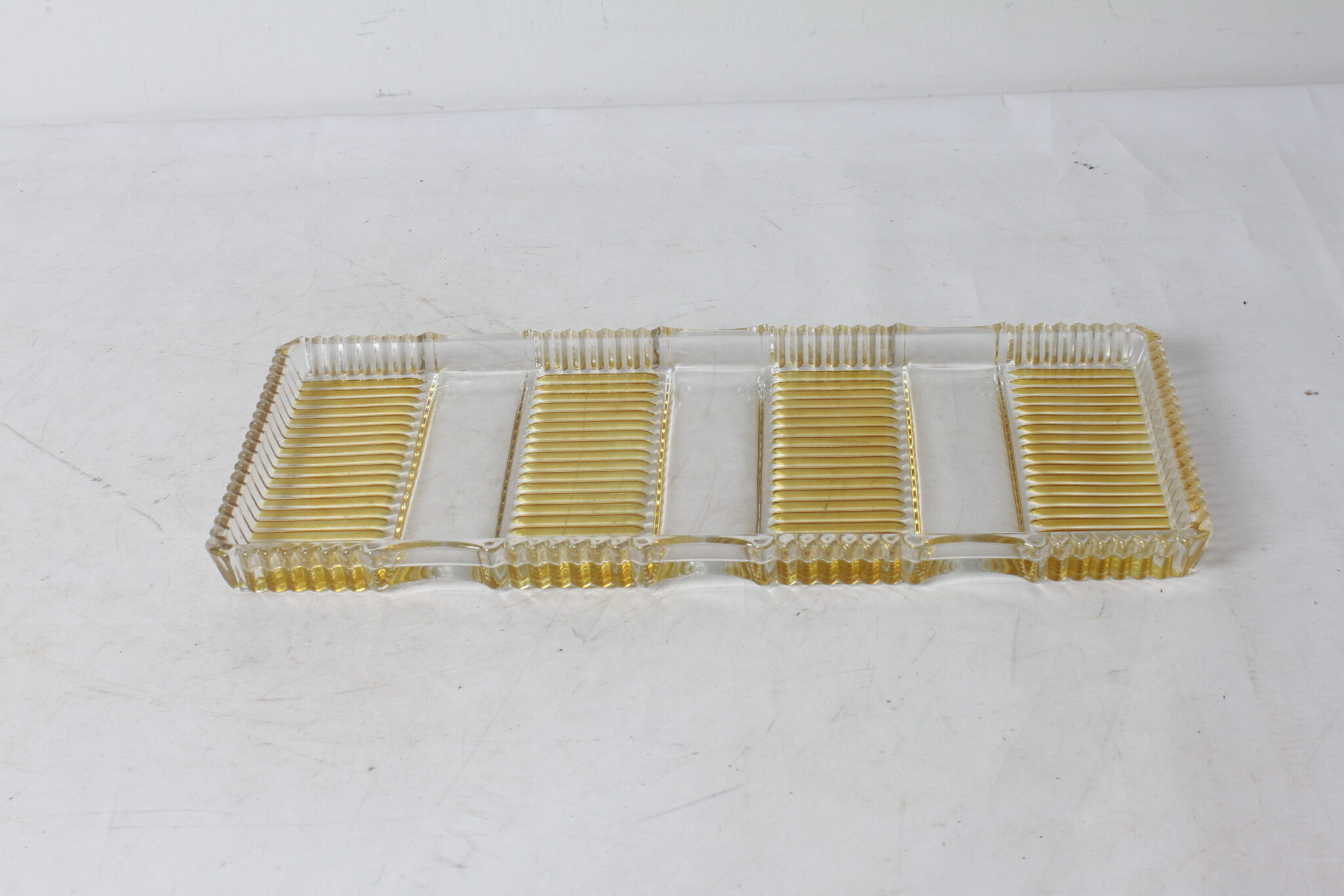 plat-a-cake-rectangulaire-vintage-en-verre-presse-transparent-jaune-art-de-la-table-brocante-occasion-emmaus-scherwiller-etikette (3)