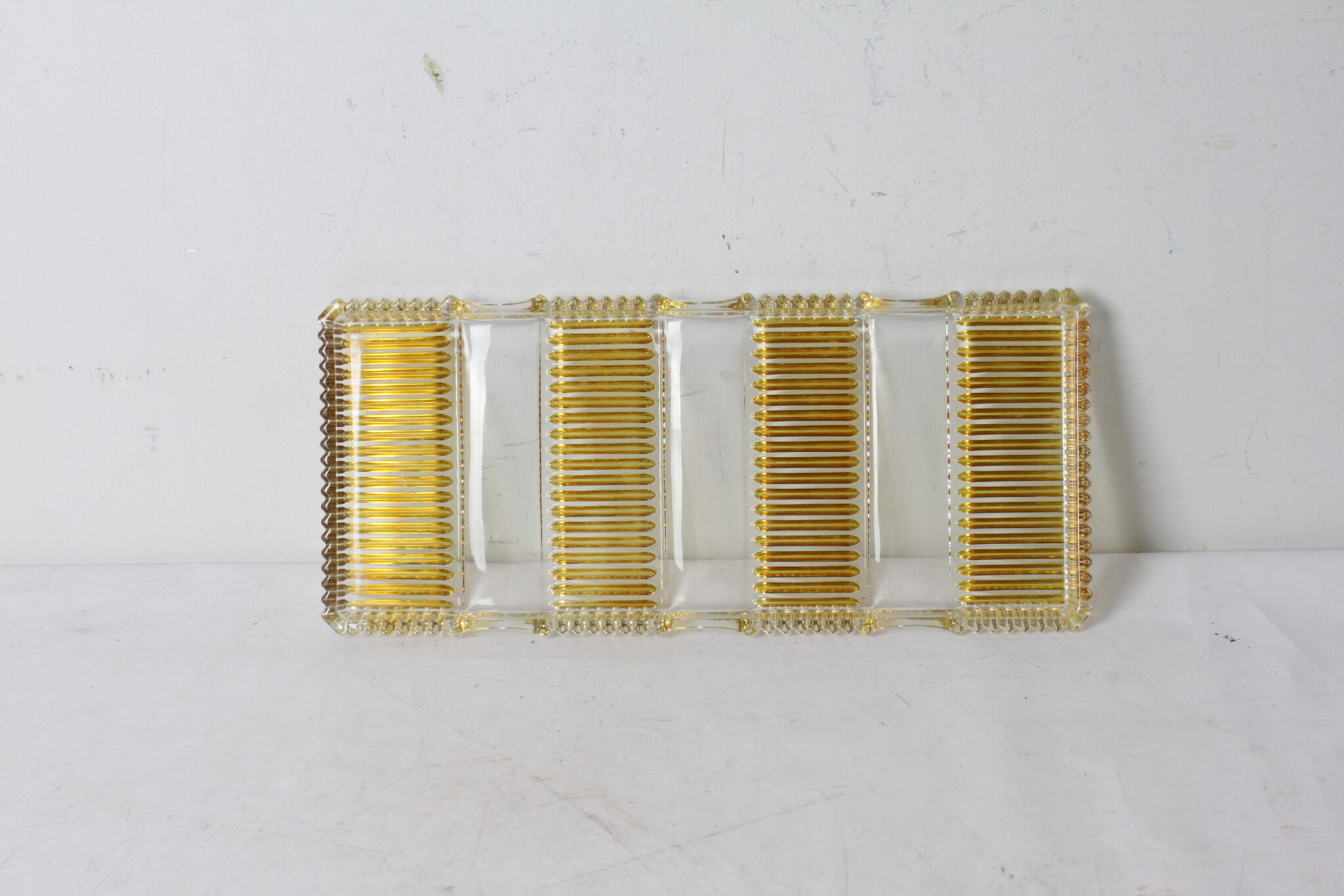 plat-a-cake-rectangulaire-vintage-en-verre-presse-transparent-jaune-art-de-la-table-brocante-occasion-emmaus-scherwiller-etikette (4)