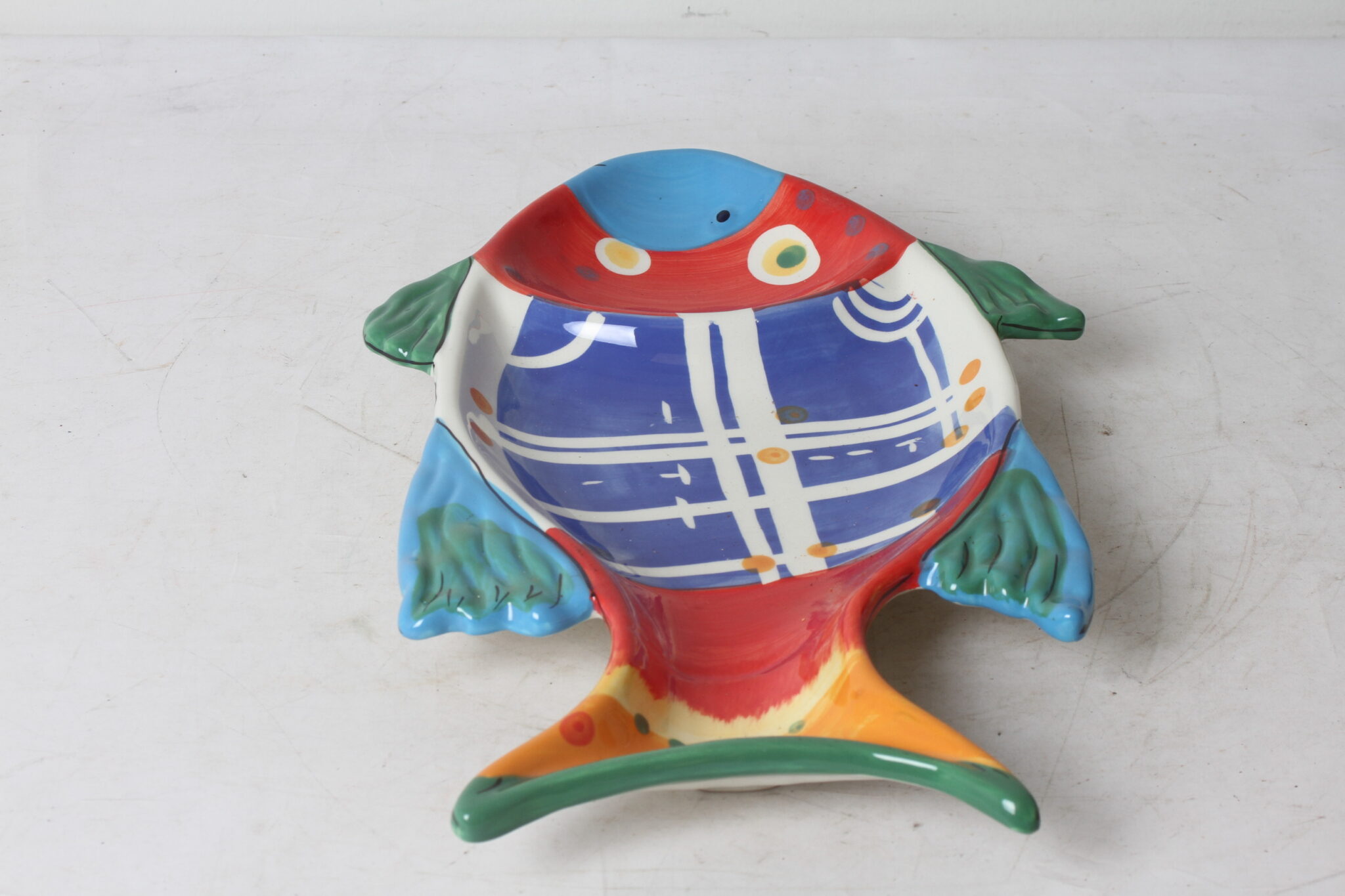 plat-de-presentation-poisson-multicolore-foreside-ceramique-art-de-la-table-objets-deco-occasion-emmaus-scherwiller-etikette (1)