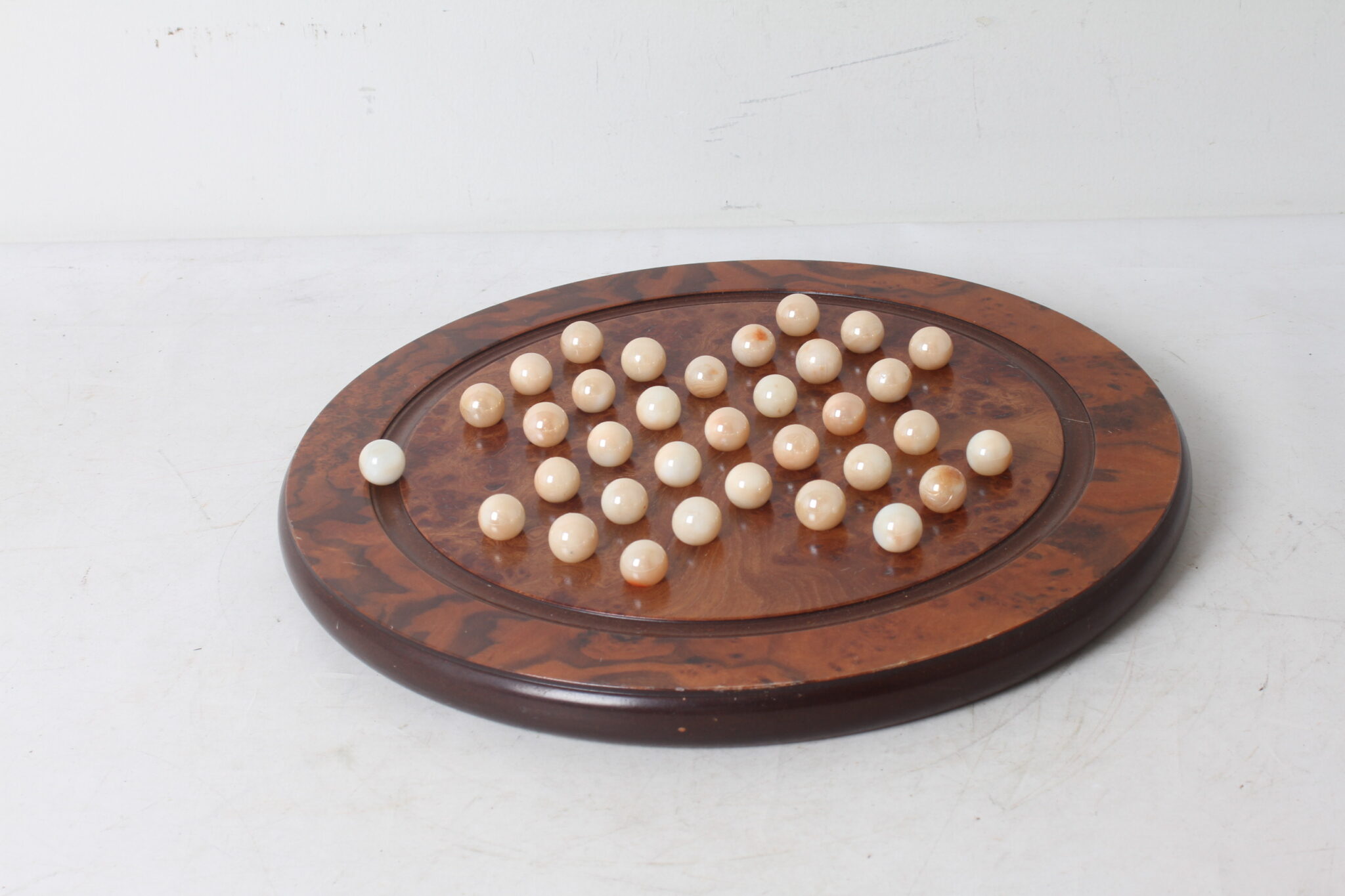 plateau-de-jeu-solitaire-lancel-paris-billes-verre-marbre-brocante-occasion-emmaus-scherwiller-etikette (3)