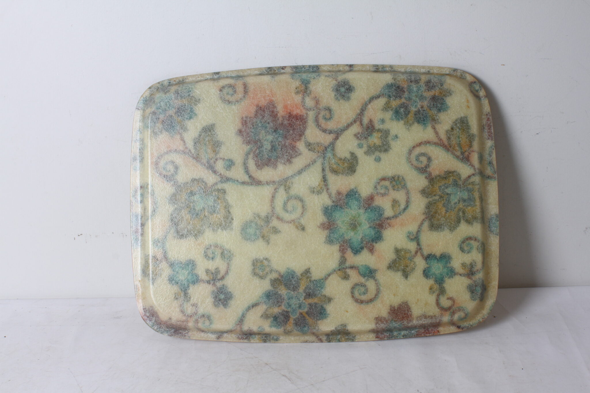plateau-vintage-fibre-de-verre-motif-floral-objets-deco-brocante-occasion-emmaus-scherwiller-etikette (1)