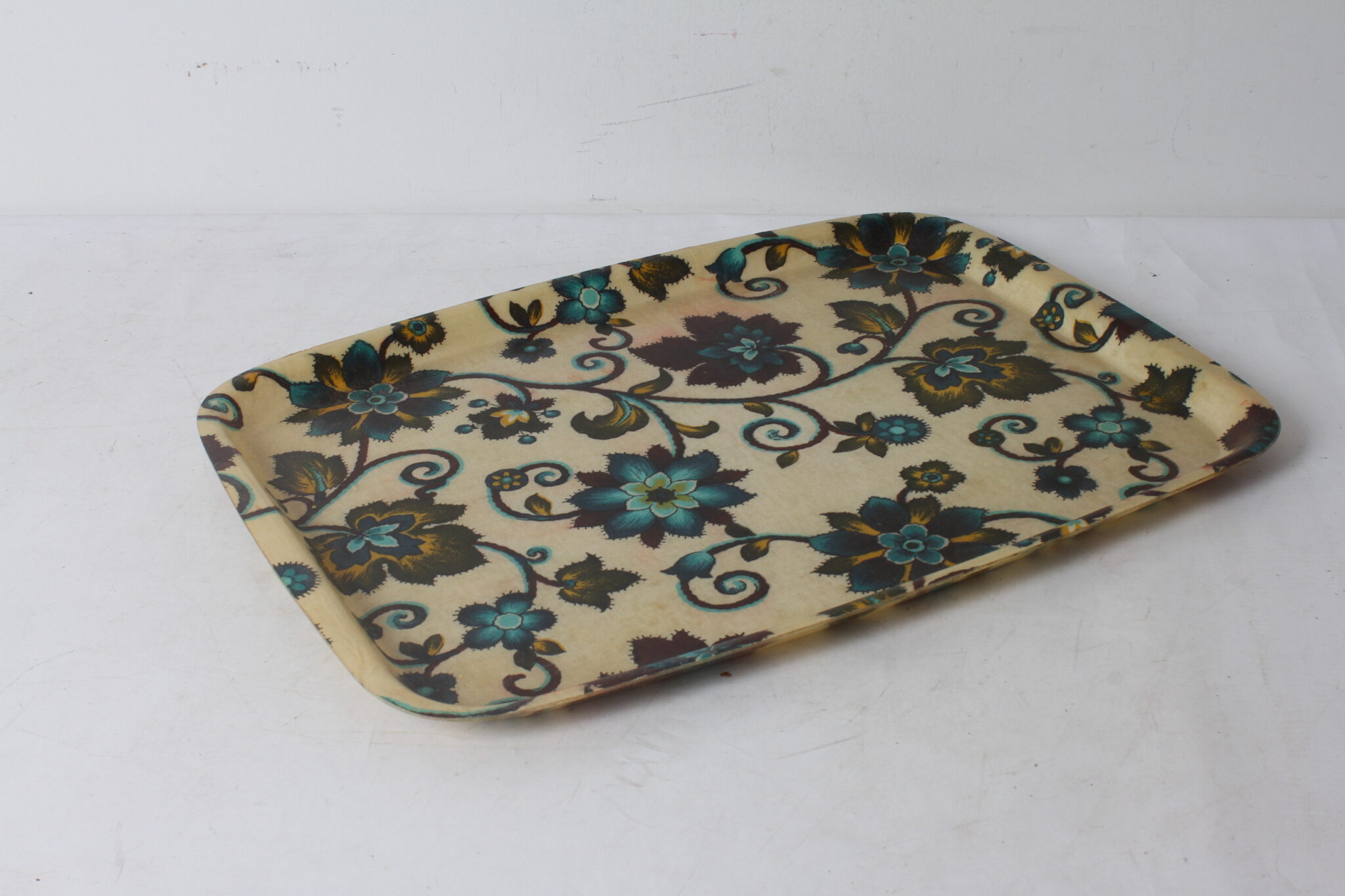 plateau-vintage-fibre-de-verre-motif-floral-objets-deco-brocante-occasion-emmaus-scherwiller-etikette (2)