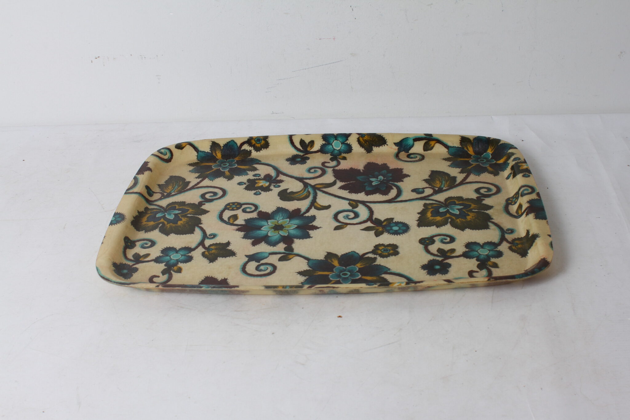 plateau-vintage-fibre-de-verre-motif-floral-objets-deco-brocante-occasion-emmaus-scherwiller-etikette (3)