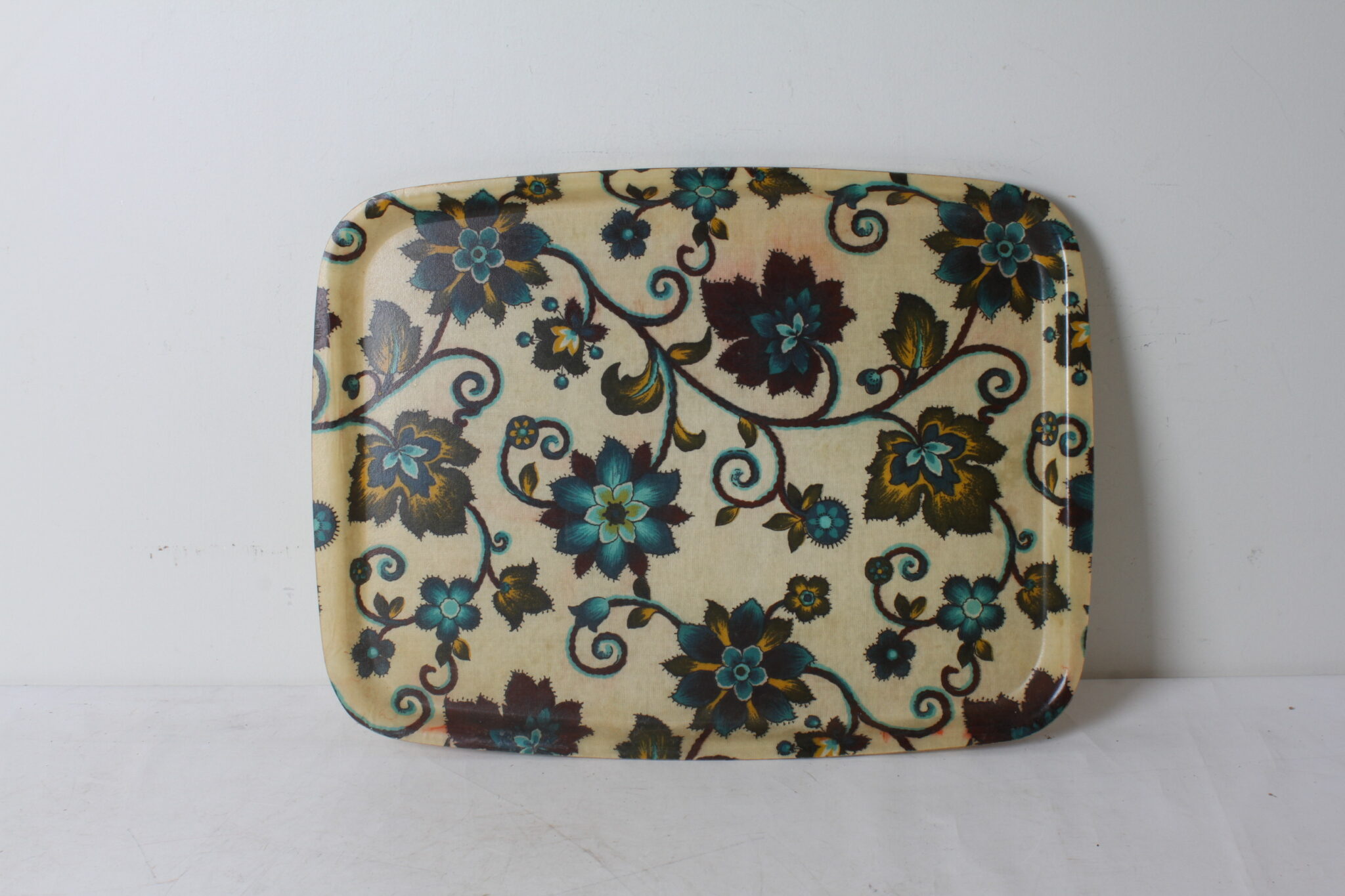 plateau-vintage-fibre-de-verre-motif-floral-objets-deco-brocante-occasion-emmaus-scherwiller-etikette (4)