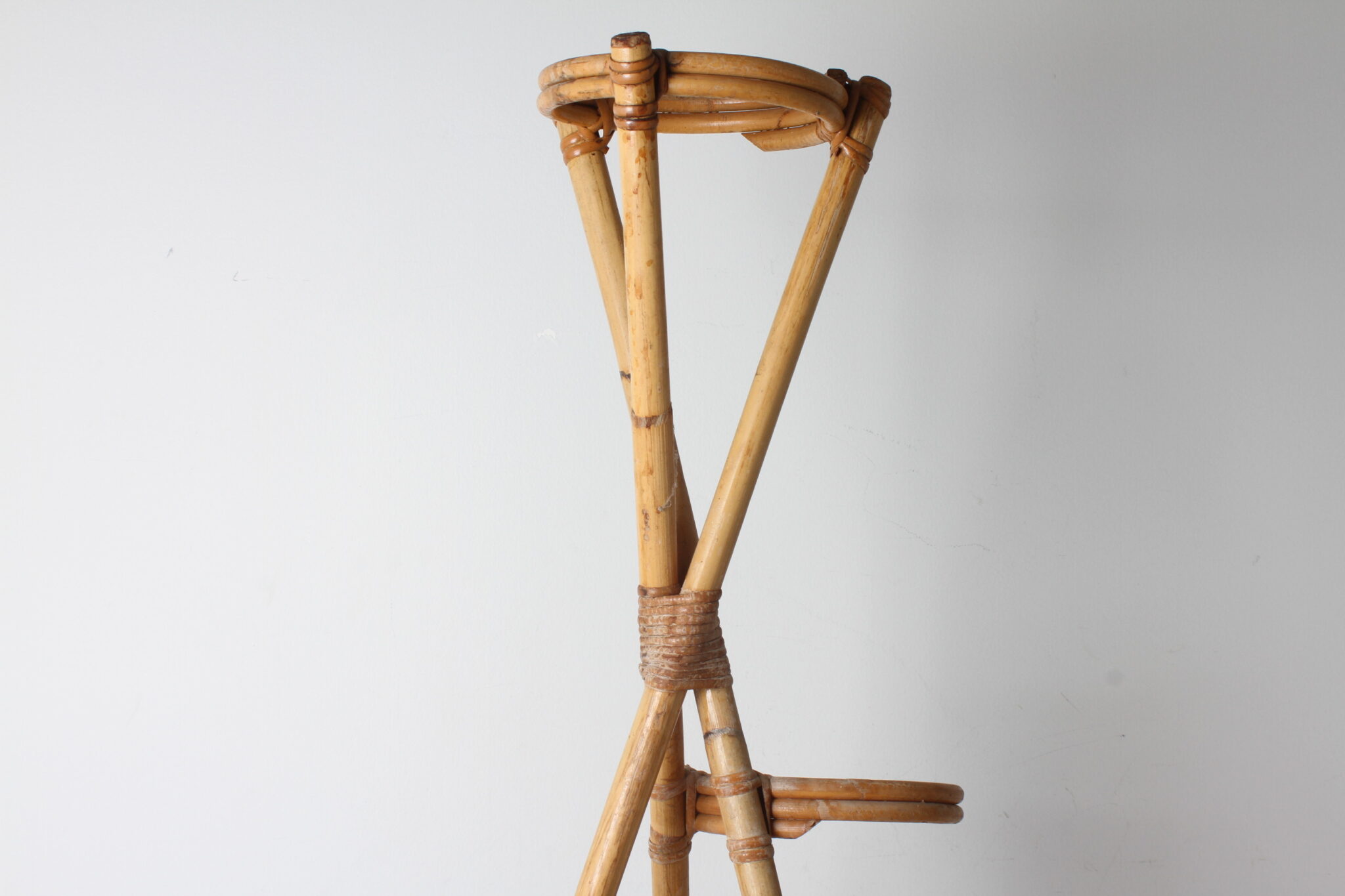 porte-plantes-vintage-bambou-rotin-mobilier-objets-deco-occasion-brocante-emmaus-scherwiller-etikette (10)