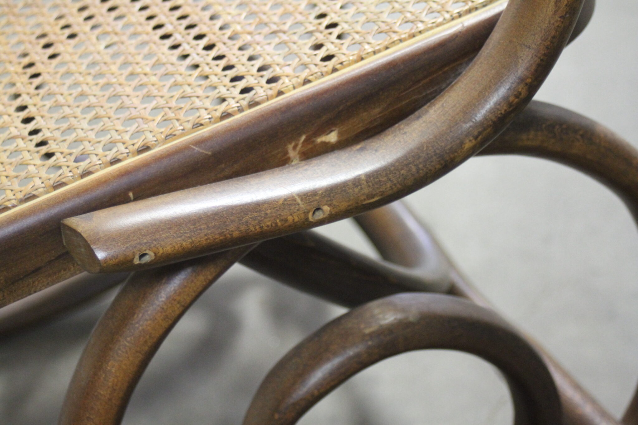 rocking-chair-fauteuil-a-bascule-bois-cannage-rotin-mobilier-brocante-occasion-emmaus-scherwiller-etikette (1)