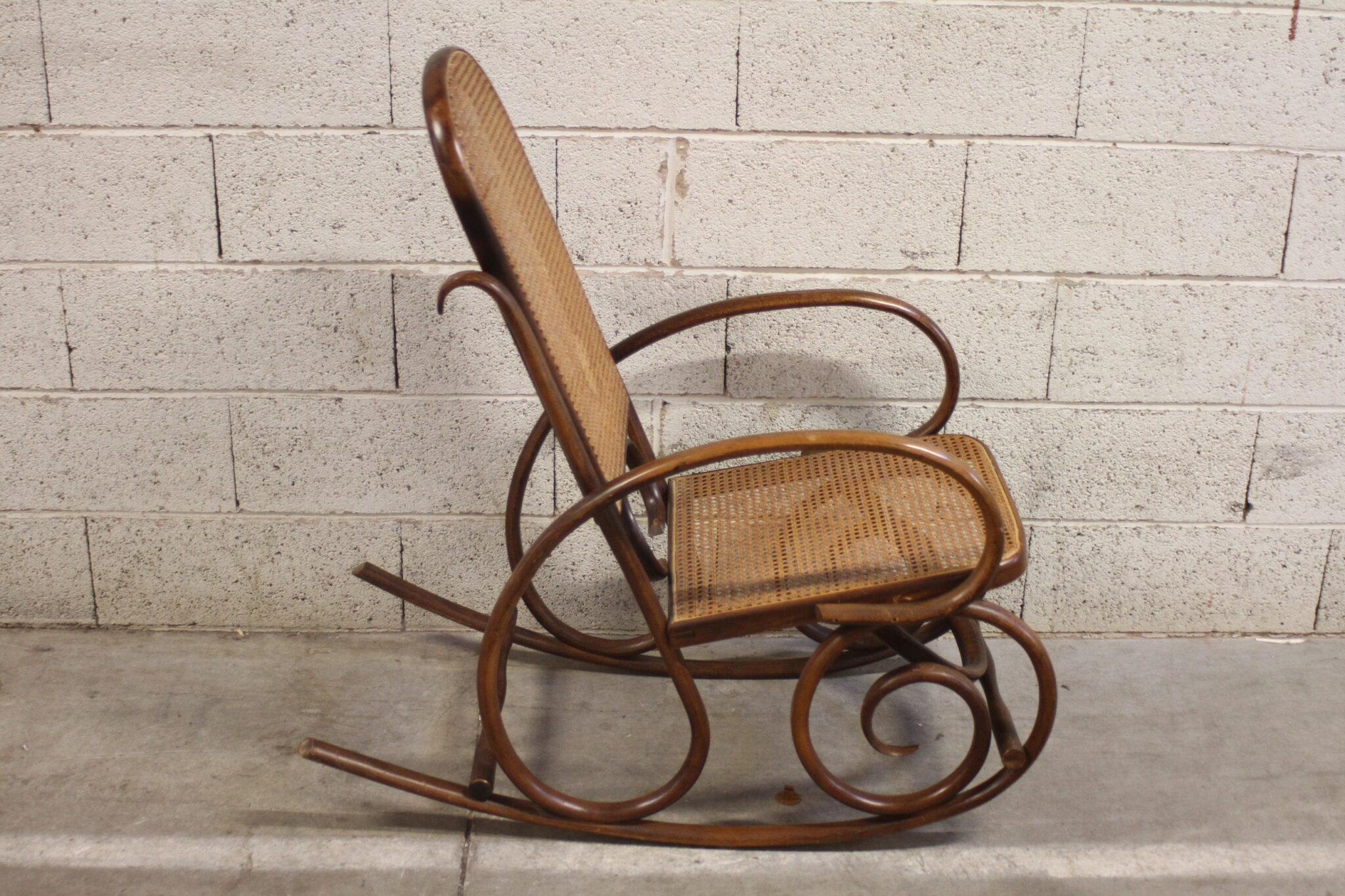 rocking-chair-fauteuil-a-bascule-bois-cannage-rotin-mobilier-brocante-occasion-emmaus-scherwiller-etikette (2)