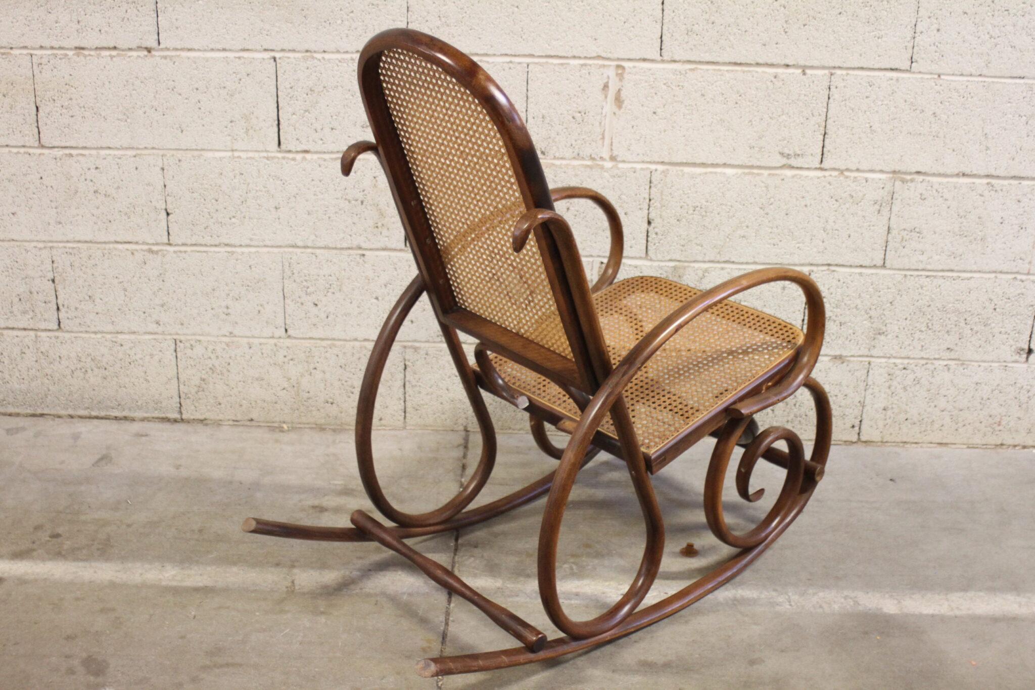 rocking-chair-fauteuil-a-bascule-bois-cannage-rotin-mobilier-brocante-occasion-emmaus-scherwiller-etikette (3)