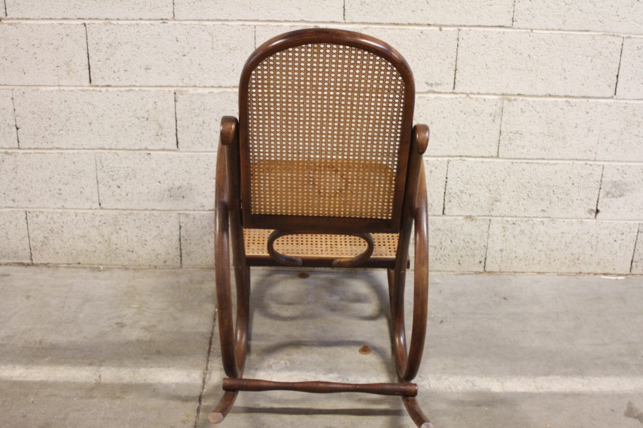 rocking-chair-fauteuil-a-bascule-bois-cannage-rotin-mobilier-brocante-occasion-emmaus-scherwiller-etikette (4)