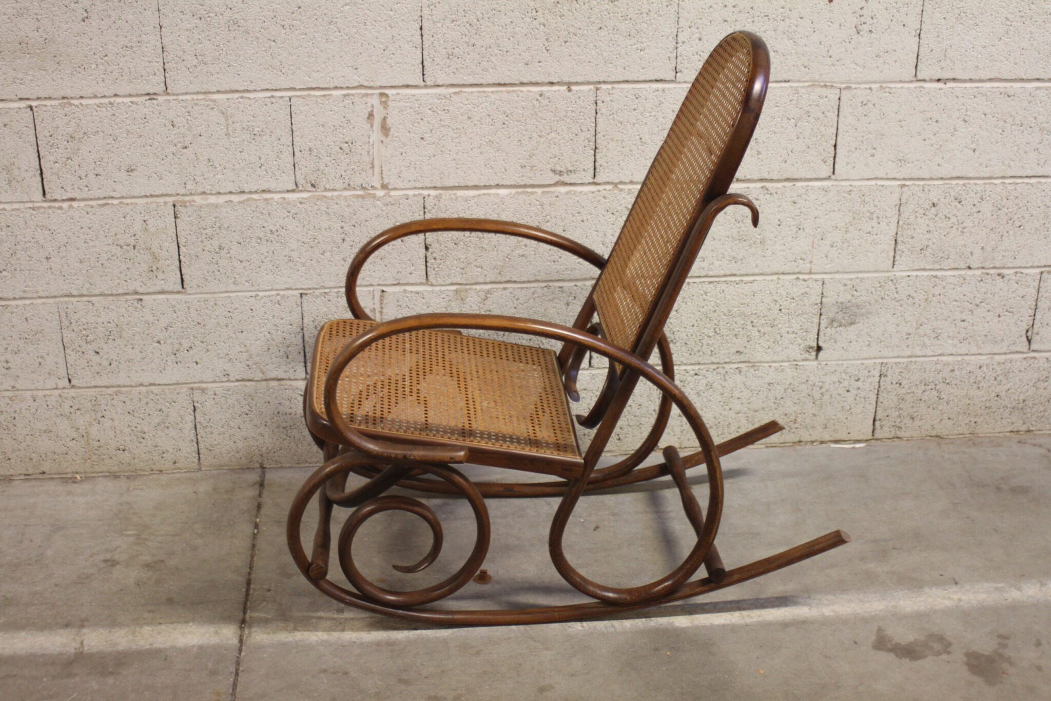 rocking-chair-fauteuil-a-bascule-bois-cannage-rotin-mobilier-brocante-occasion-emmaus-scherwiller-etikette (5)