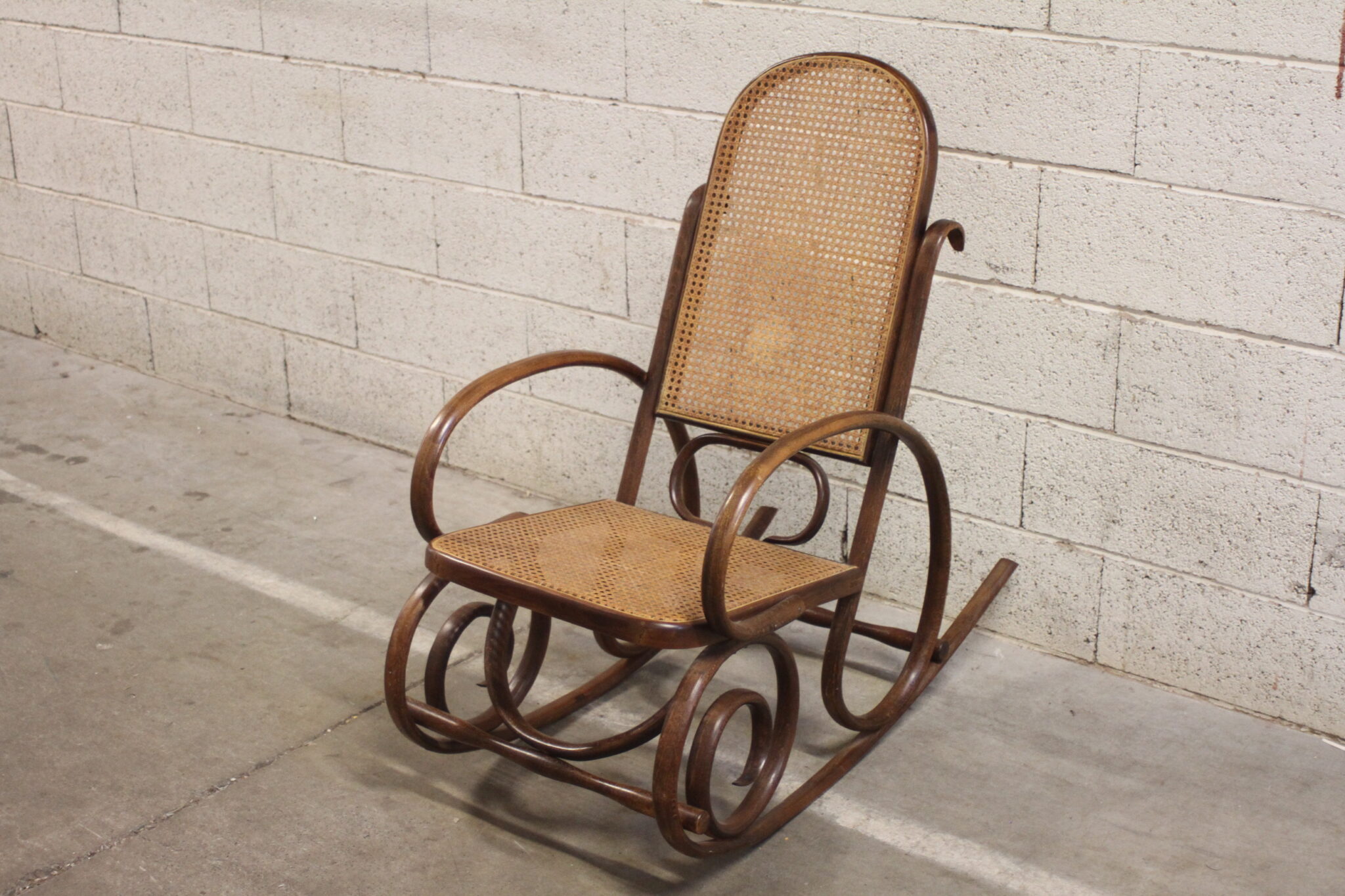 rocking-chair-fauteuil-a-bascule-bois-cannage-rotin-mobilier-brocante-occasion-emmaus-scherwiller-etikette (6)