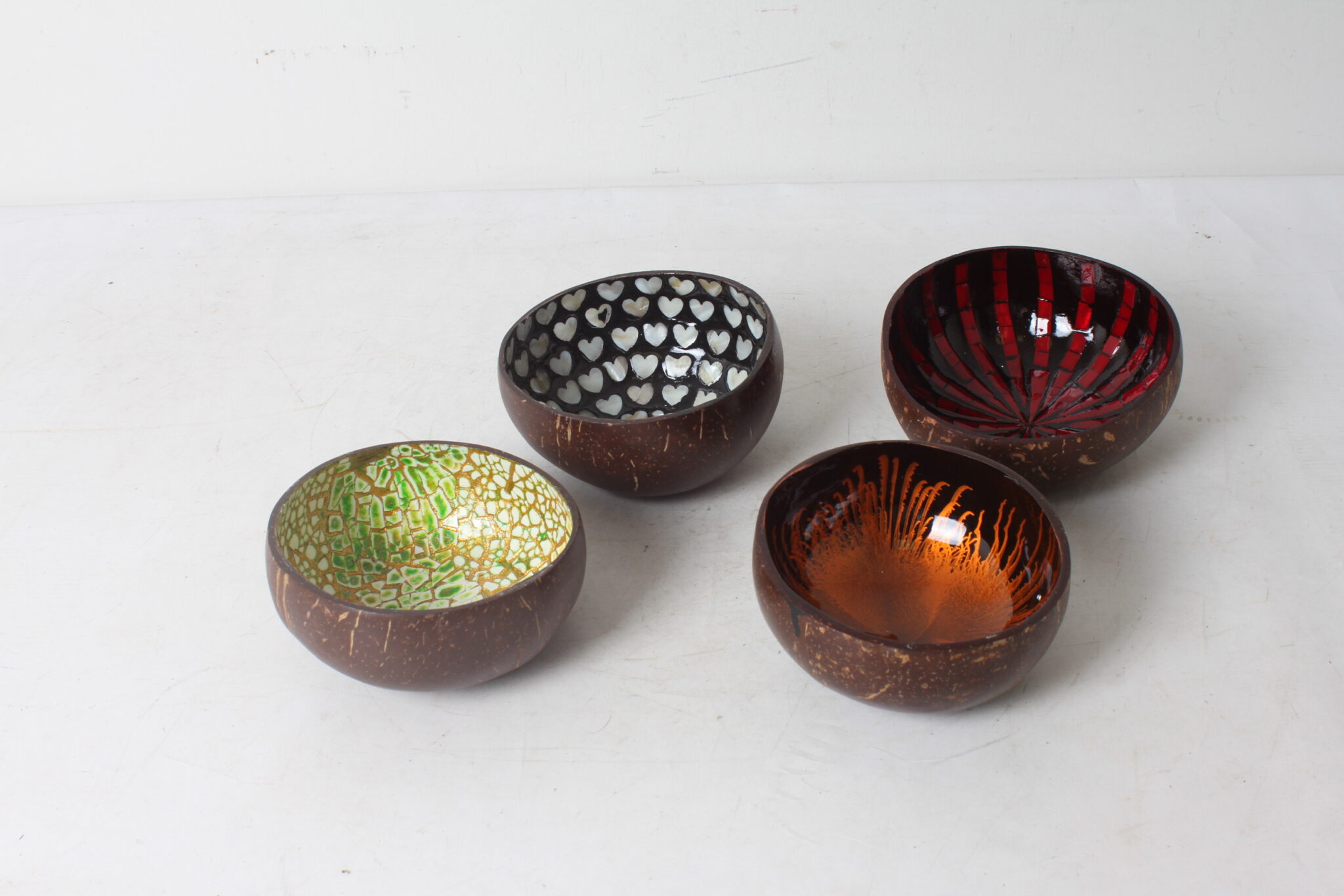 serie-4-bols-noix-de-coco-interieur-laque-art-de-la-table-occasion-emmaus-scherwiller-etikette (3)