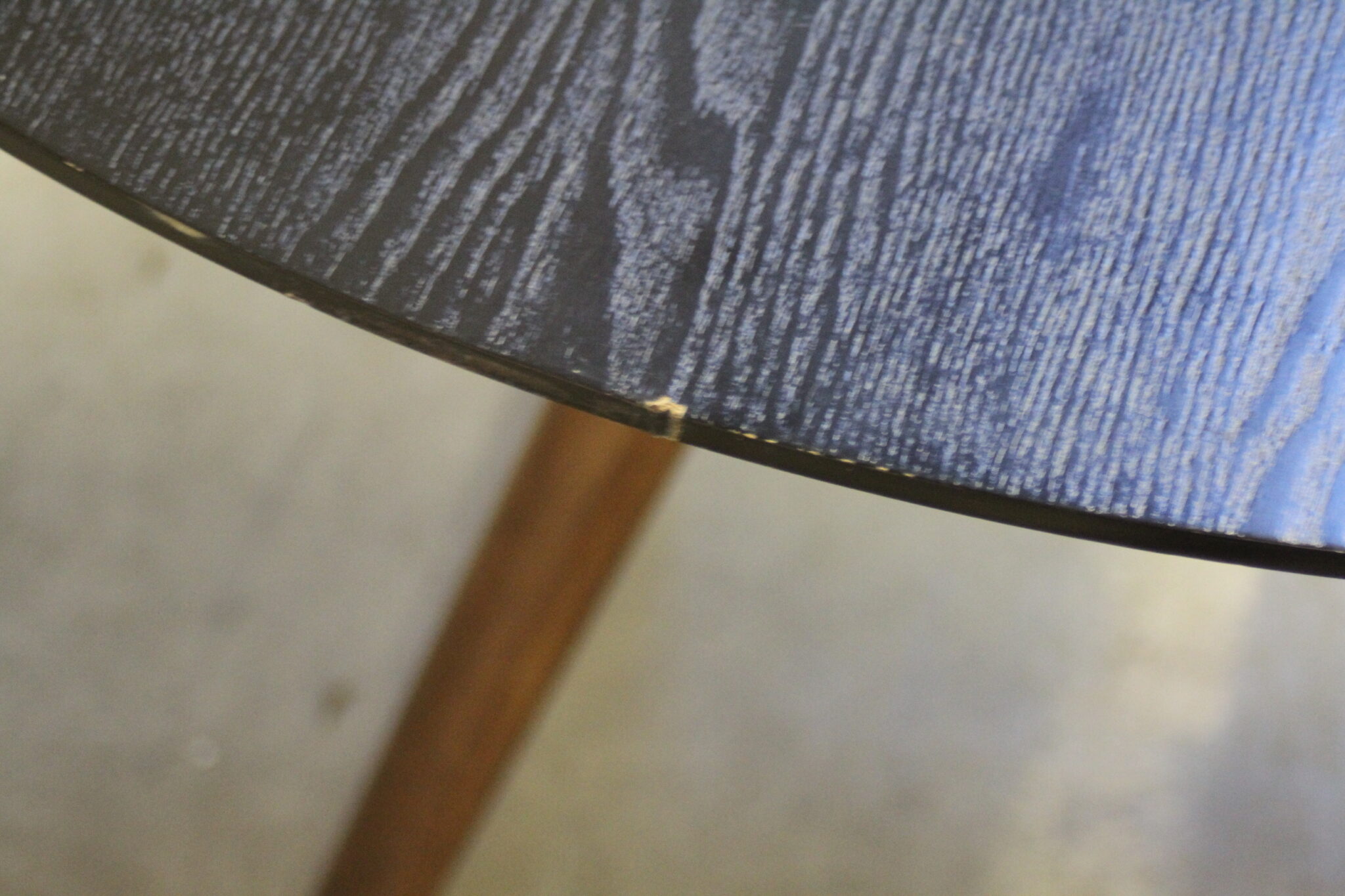 table-a-manger-ronde-design-bois-noir-mobilier-occasion-emmaus-scherwiller-etikette (1)