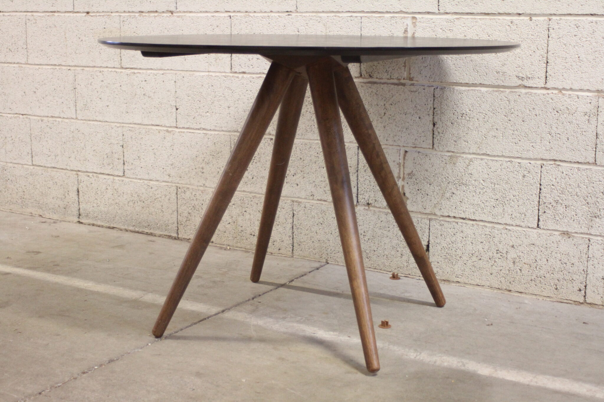 table-a-manger-ronde-design-bois-noir-mobilier-occasion-emmaus-scherwiller-etikette (2)