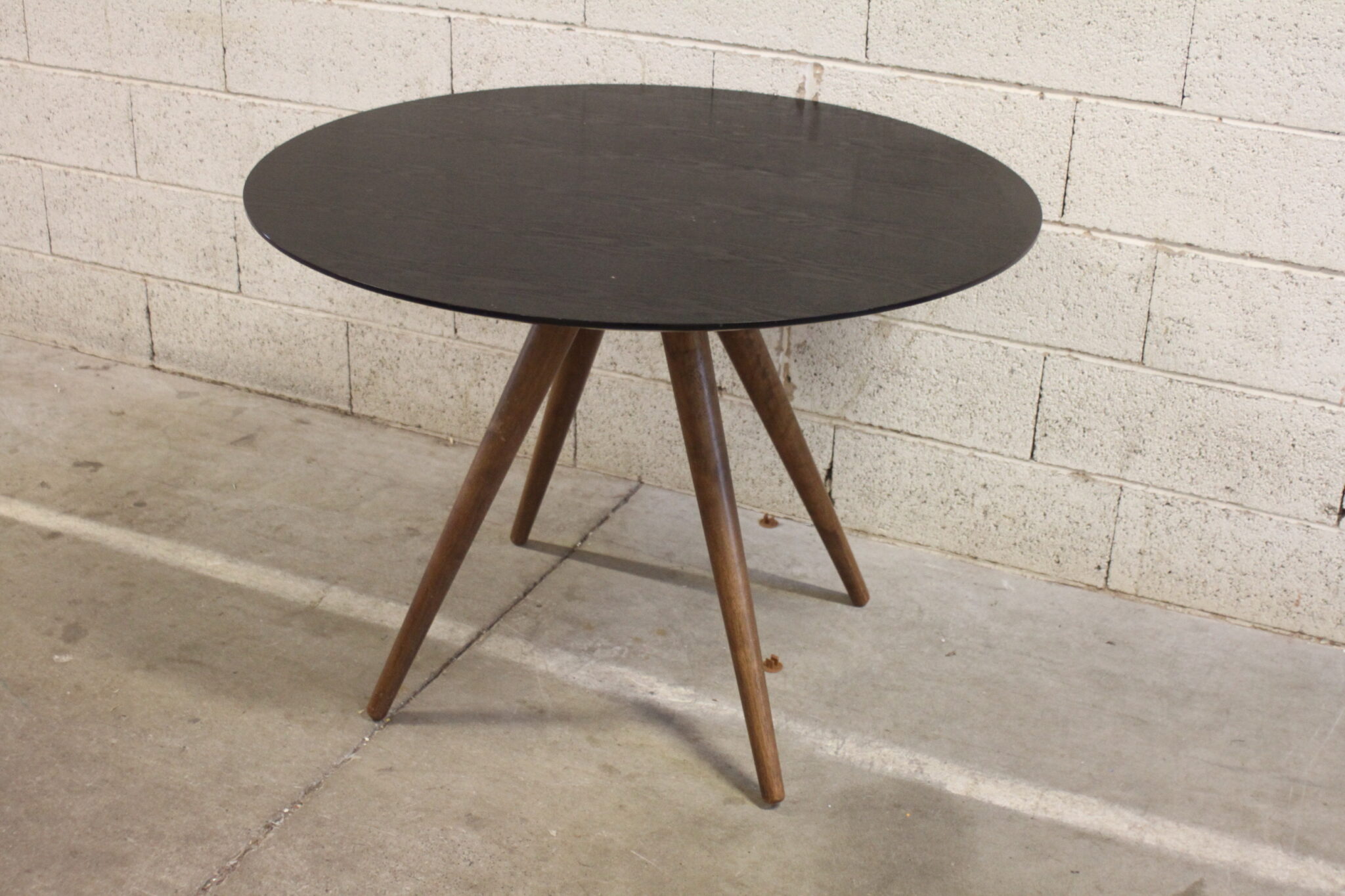 table-a-manger-ronde-design-bois-noir-mobilier-occasion-emmaus-scherwiller-etikette (3)