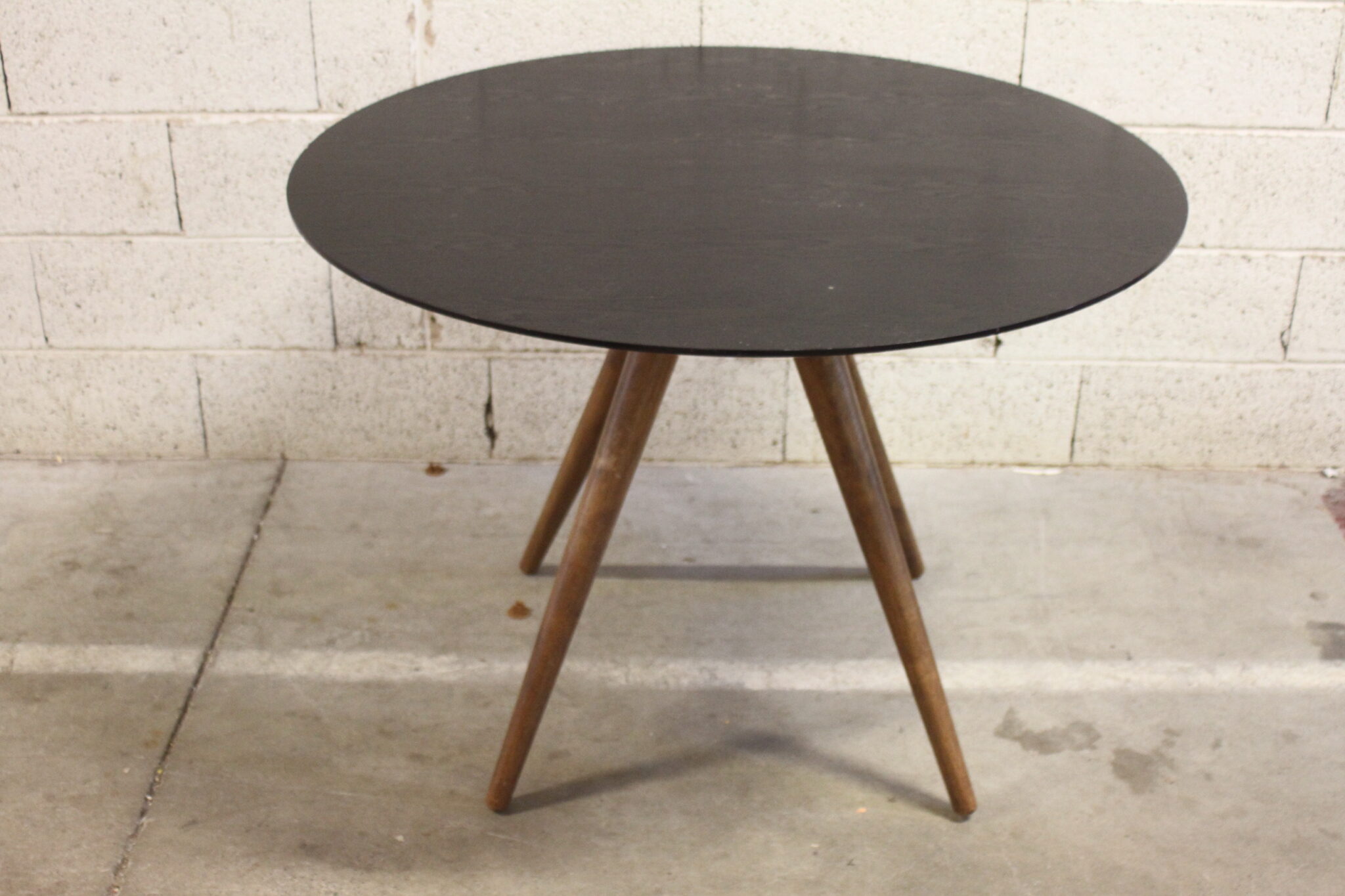table-a-manger-ronde-design-bois-noir-mobilier-occasion-emmaus-scherwiller-etikette (4)