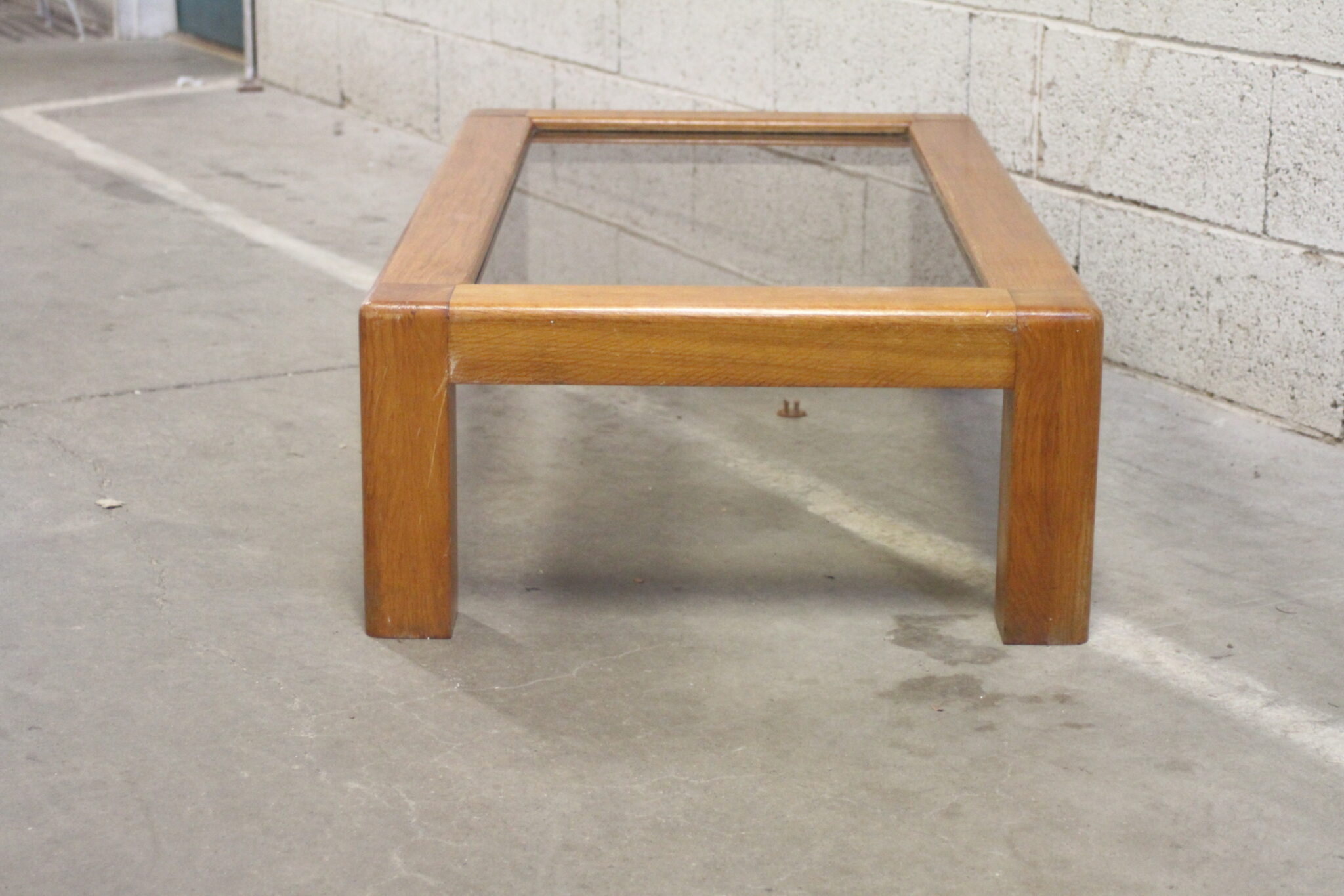 table-basse-rectangulaire-simpliste-bois-massif-verre-fume-mobilier-brocante-occasion-emmaus-scherwiller-etikette (1)