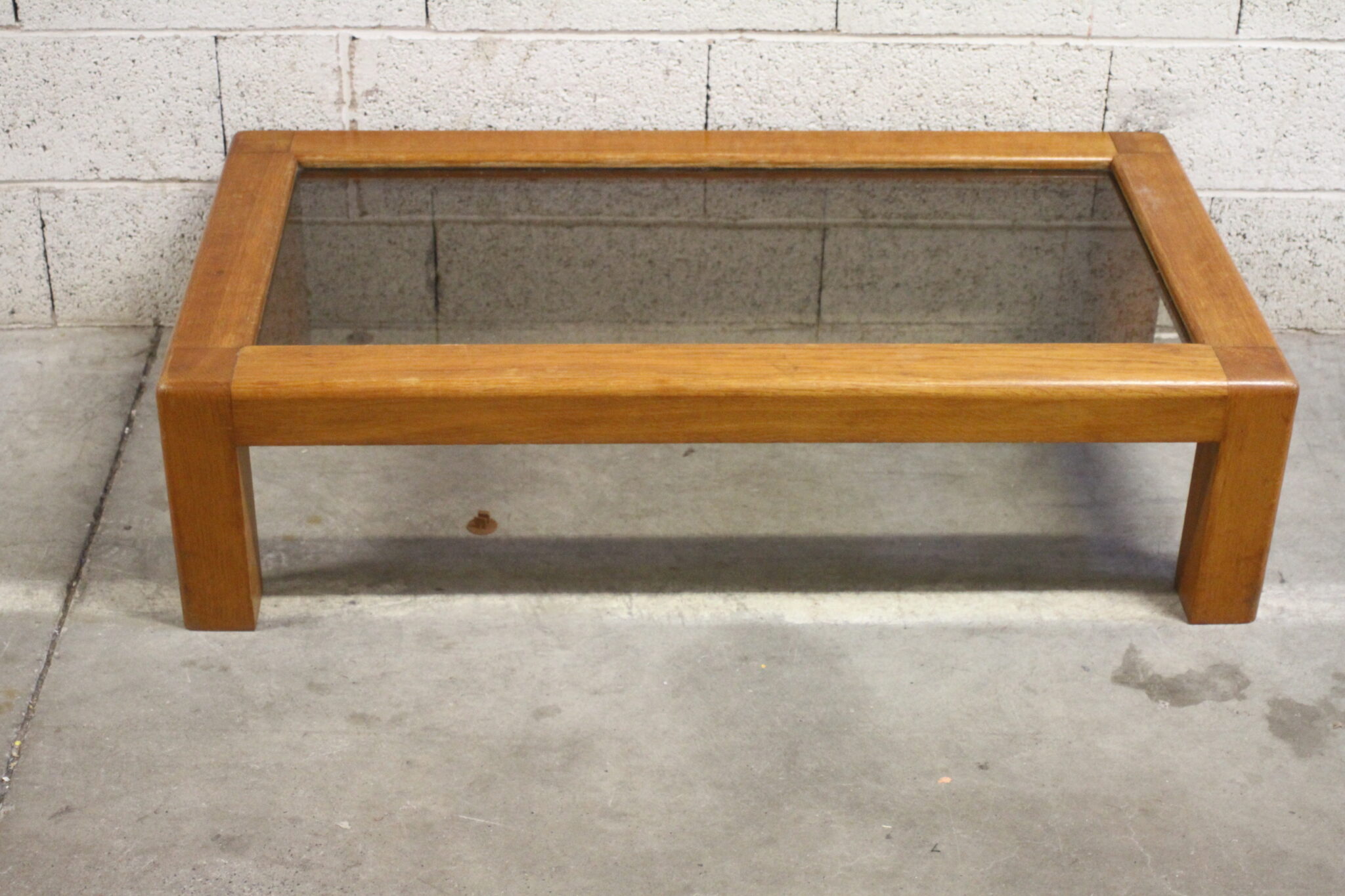 table-basse-rectangulaire-simpliste-bois-massif-verre-fume-mobilier-brocante-occasion-emmaus-scherwiller-etikette (2)