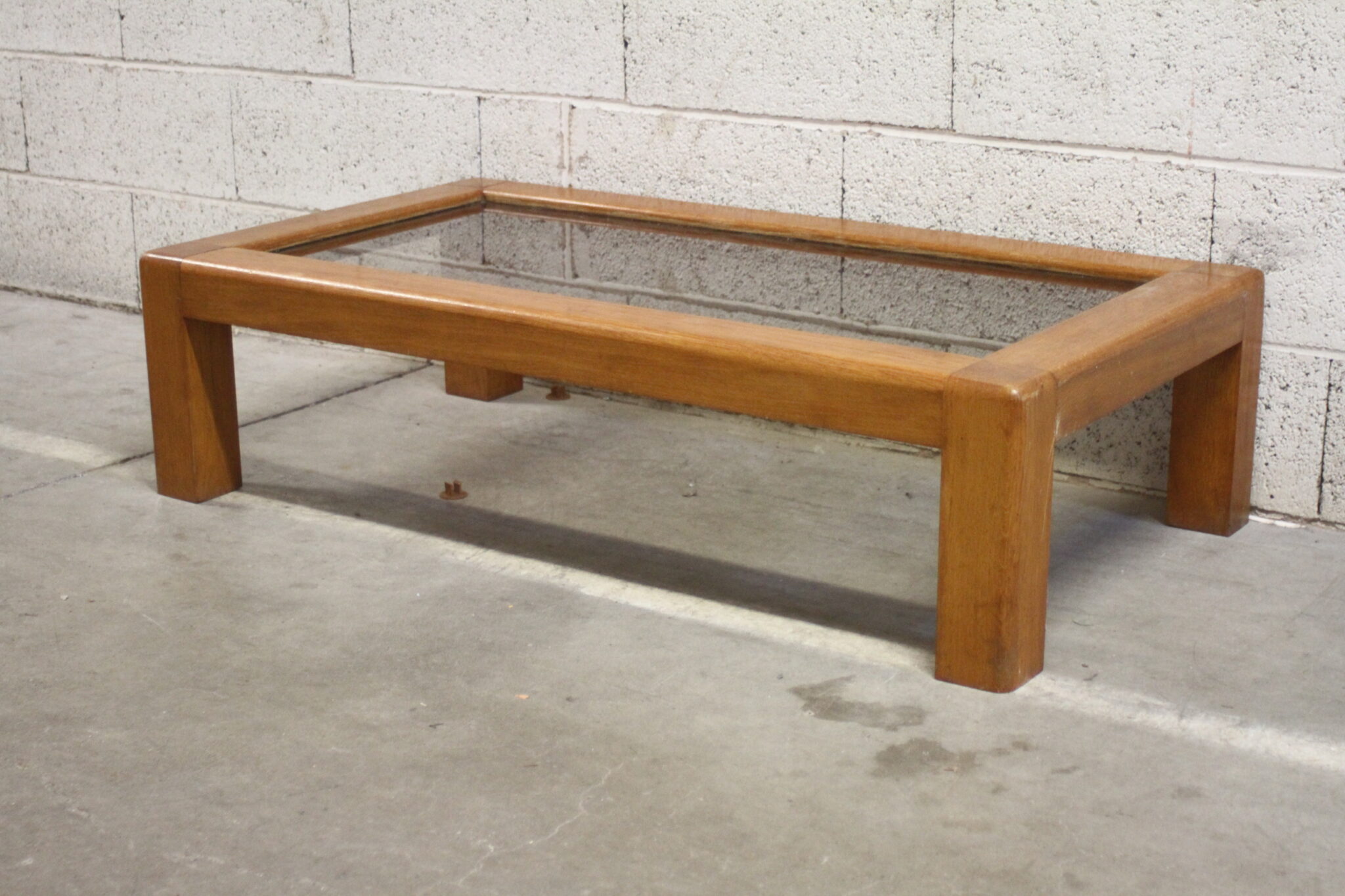 table-basse-rectangulaire-simpliste-bois-massif-verre-fume-mobilier-brocante-occasion-emmaus-scherwiller-etikette (3)