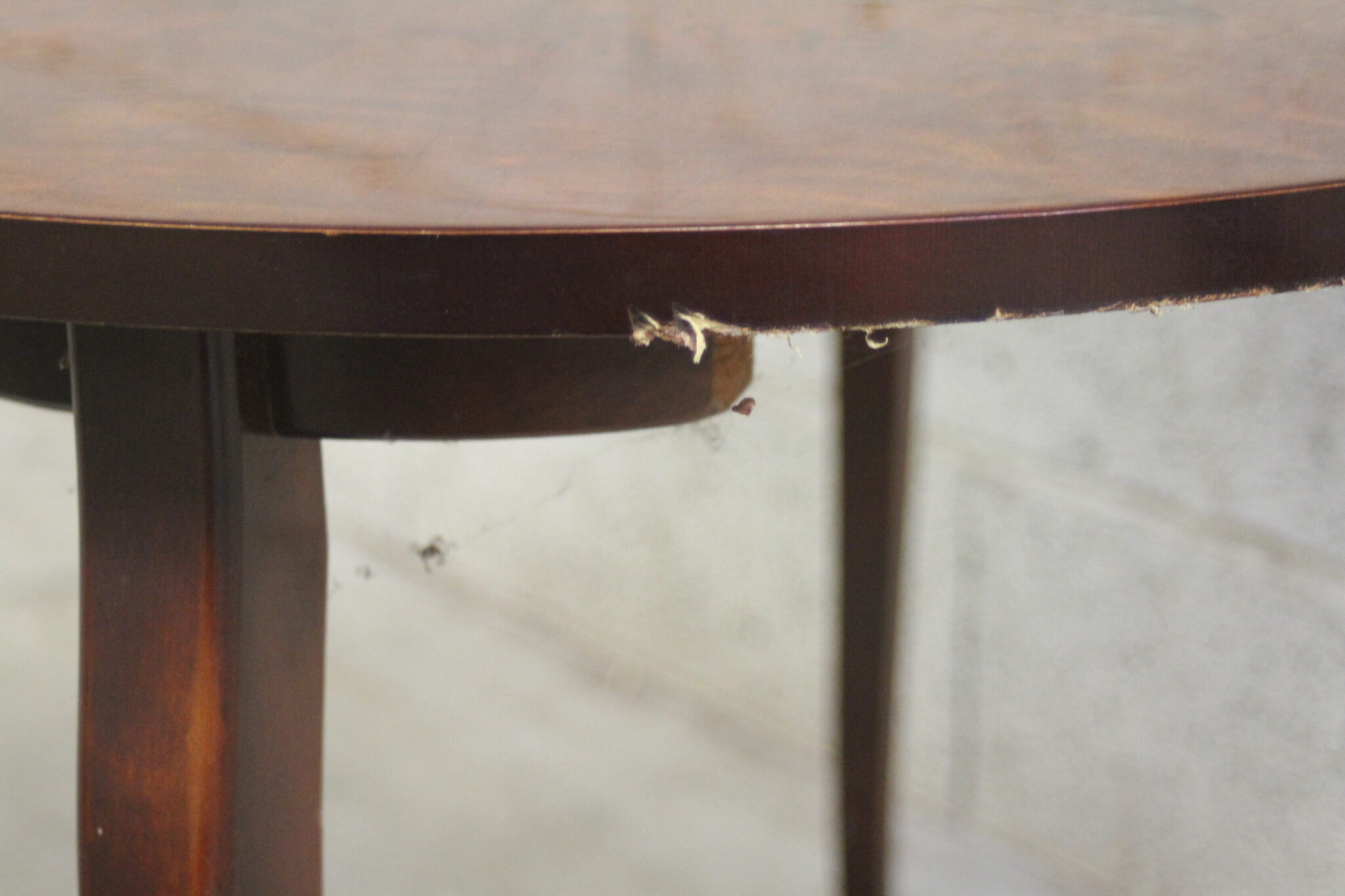 table-basse-ronde-grand-gueridon-bois-laque-style-art-deco-mobilier-brocante-occasion-emmaus-scherwiller-etikette (4)