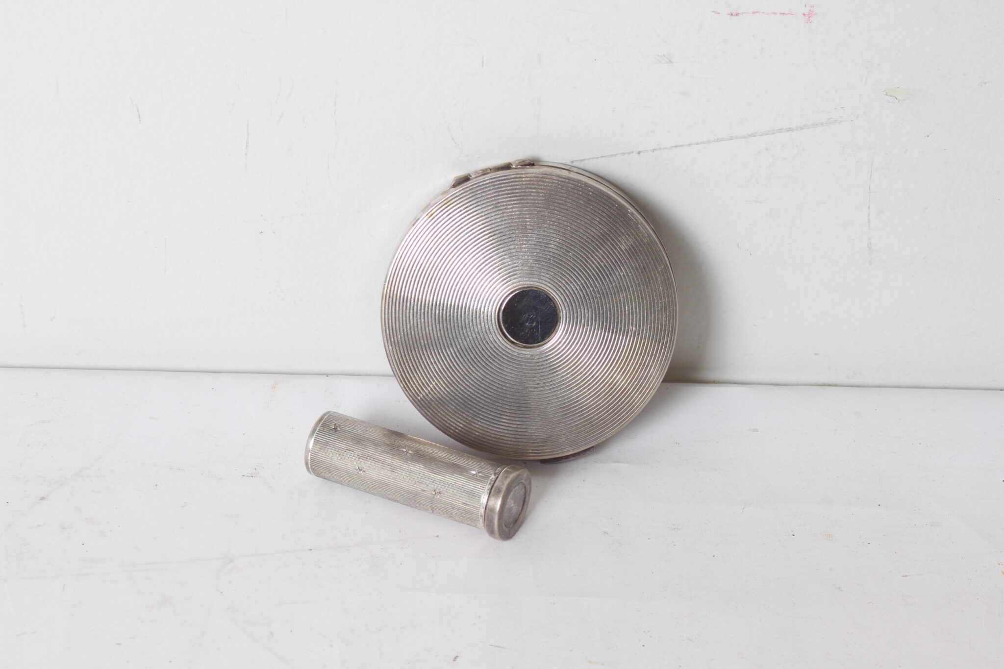 tube-a-rouge-a-levre-et-poudrier-en-argent-style-art-deco-retro-accessoires-mode-brocante-occasion-emmaus-scherwiller-etikette (1)