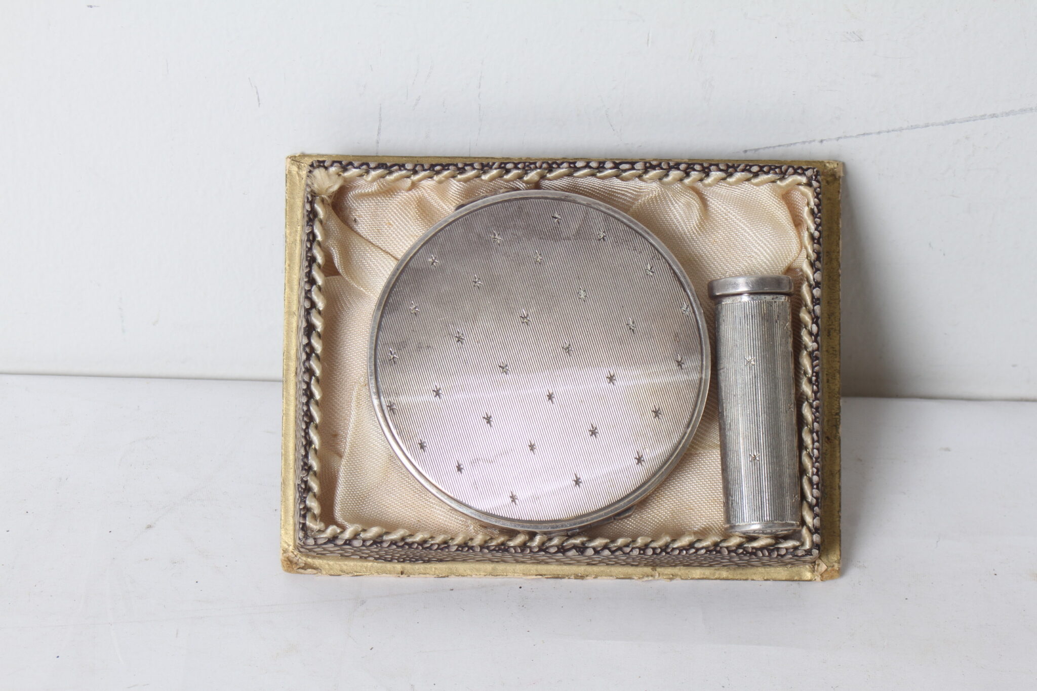 tube-a-rouge-a-levre-et-poudrier-en-argent-style-art-deco-retro-accessoires-mode-brocante-occasion-emmaus-scherwiller-etikette (3)