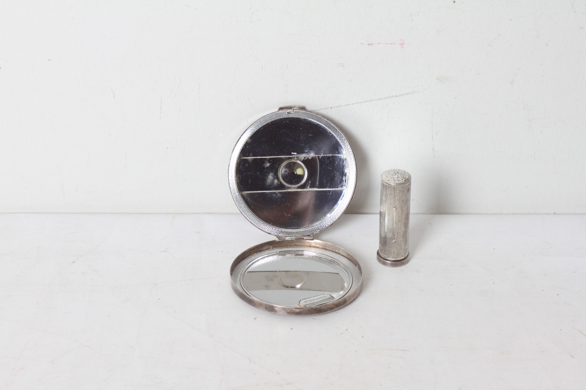 tube-a-rouge-a-levre-et-poudrier-en-argent-style-art-deco-retro-accessoires-mode-brocante-occasion-emmaus-scherwiller-etikette (4)