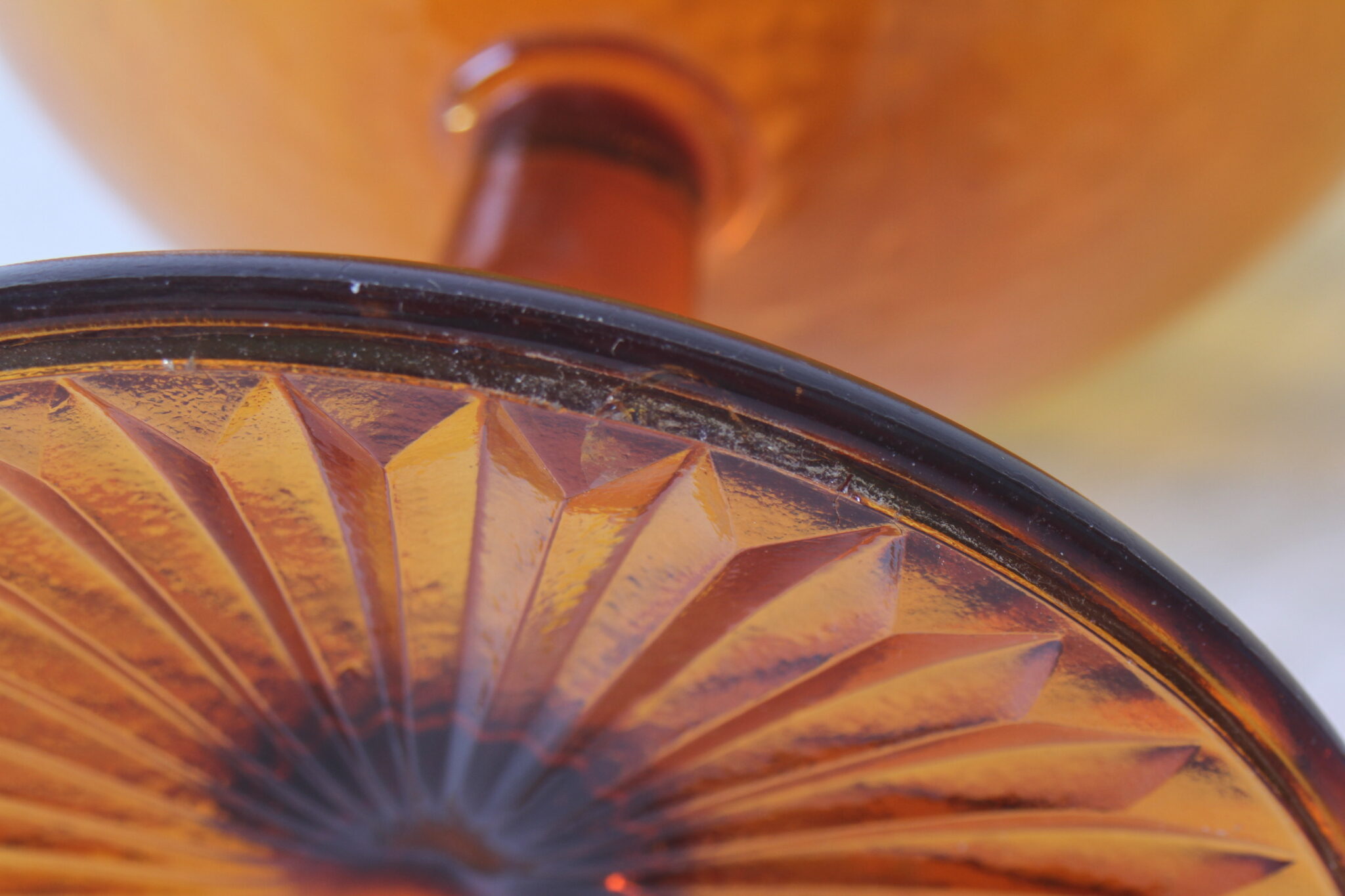 vase-vintage-sur-pieds-en-verre-ambre-objets-deco-brocante-occasion-emmaus-scherwiller-etikette (1)