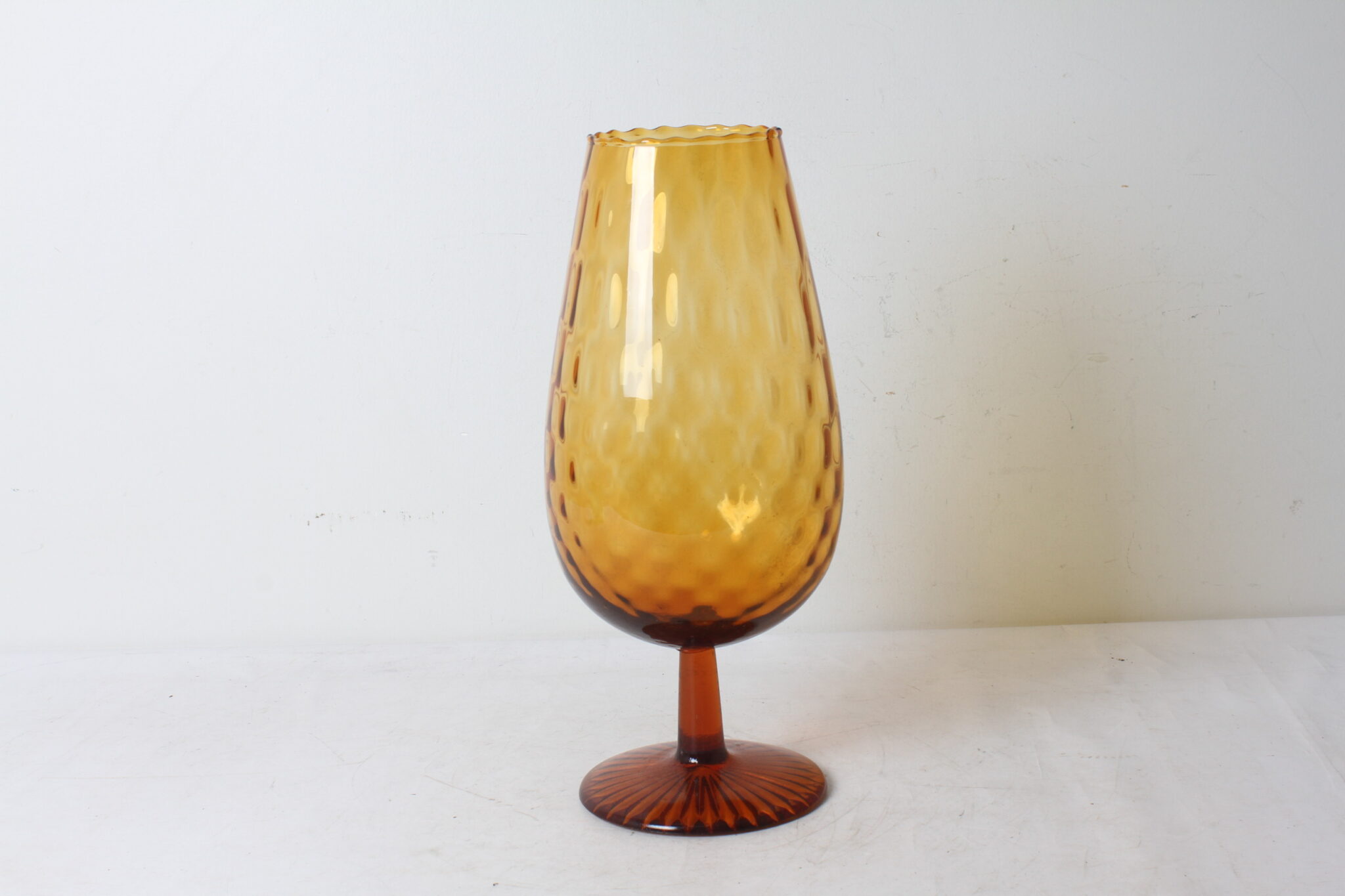 vase-vintage-sur-pieds-en-verre-ambre-objets-deco-brocante-occasion-emmaus-scherwiller-etikette (3)