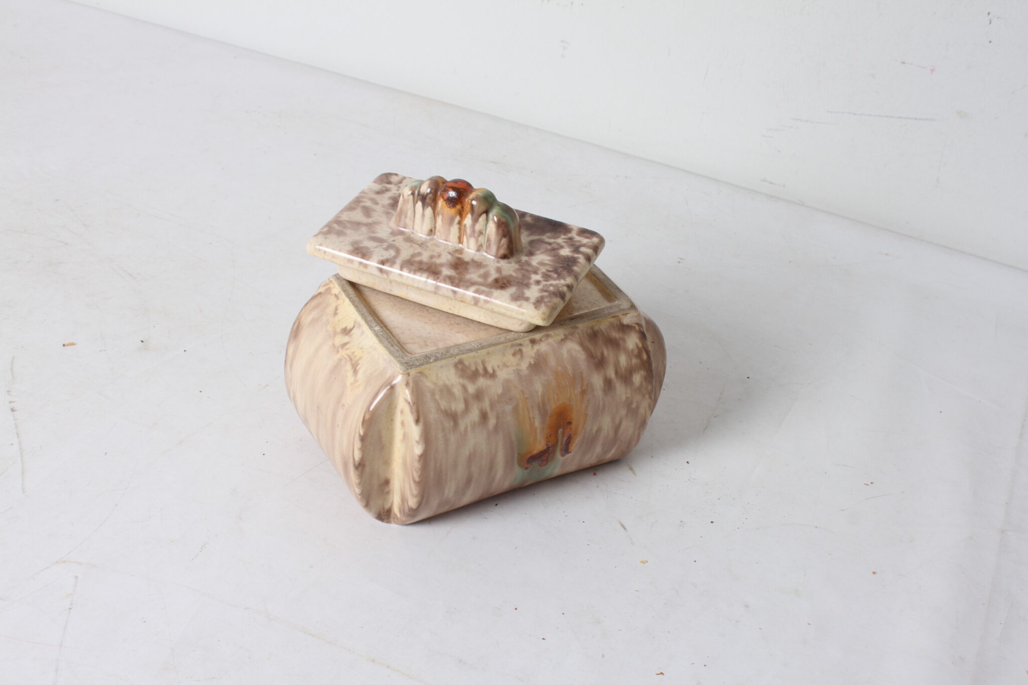 bonbonniere-pot-vintage-en-ceramique-style-art-deco-objets-deco-occasion-brocante-emmaus-scherwiller-etikette (1)