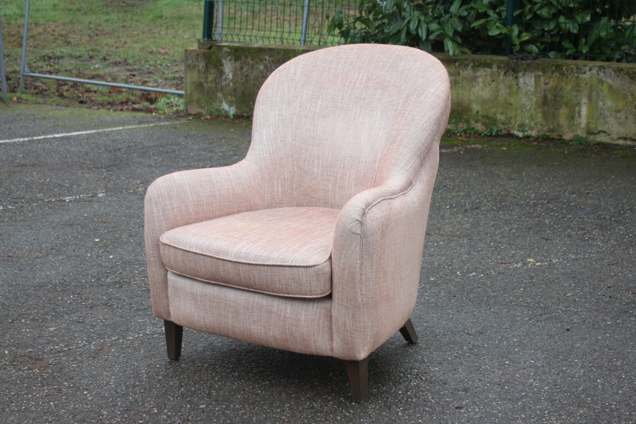 fauteuil-d'interieur-sur-pieds-tissu-rose-assise-mousse-dossier-capitonne-mobilier-occasion-emmaus-scherwiller-etikette (3)