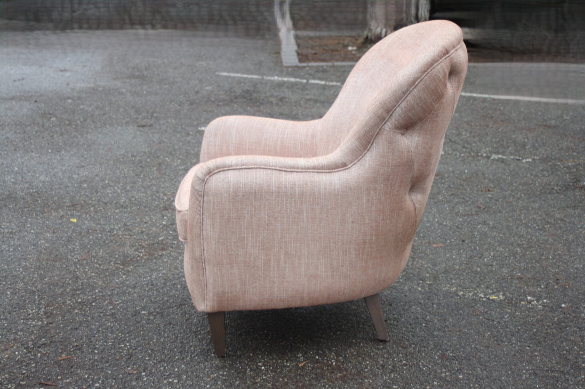fauteuil-d'interieur-sur-pieds-tissu-rose-assise-mousse-dossier-capitonne-mobilier-occasion-emmaus-scherwiller-etikette (4)
