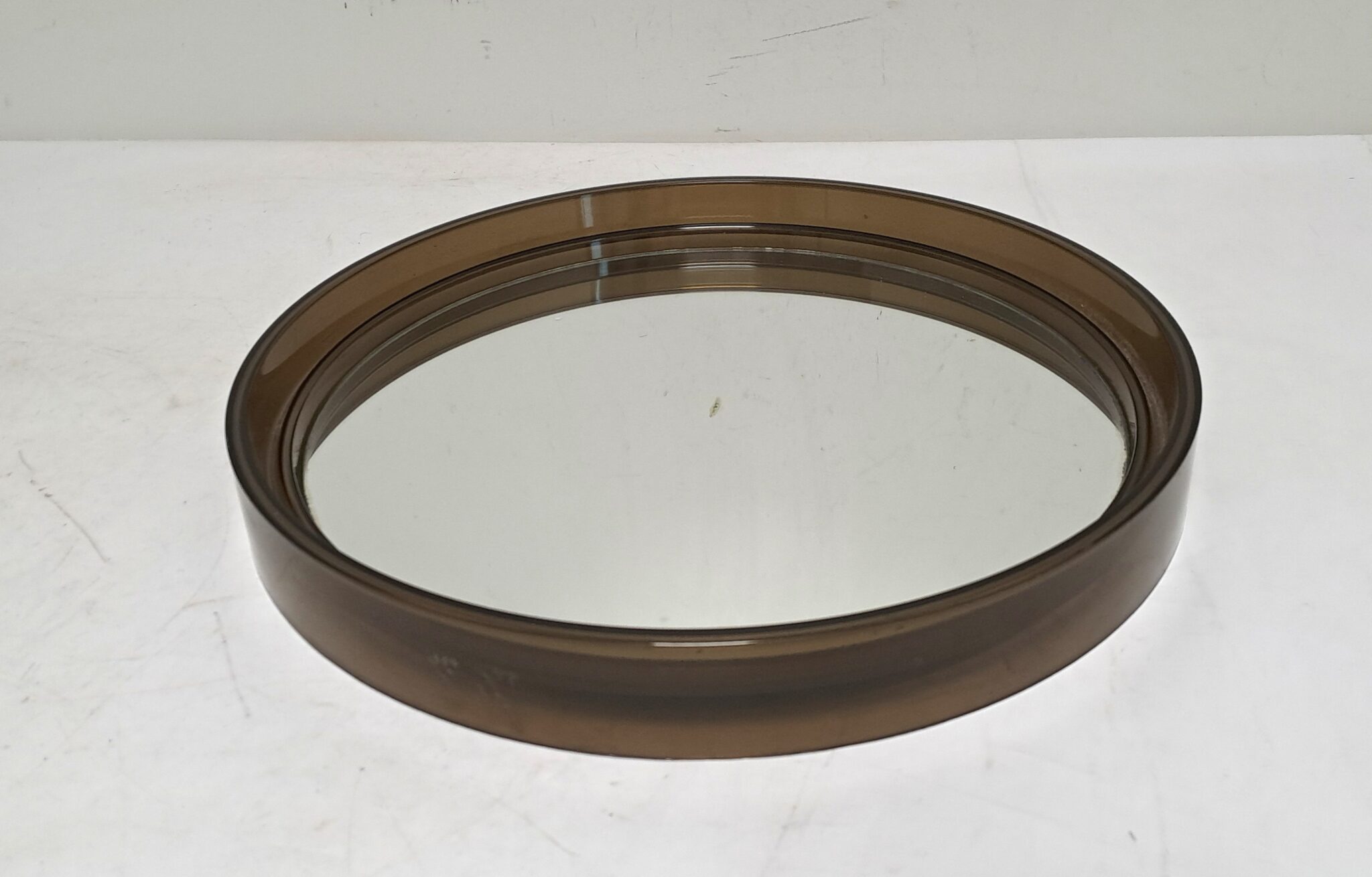 miroir-rond-vintage-space-age-plexiglas-fume-gilac-1813-objets-deco-brocante-occasion-emmaus-scherwiller-etikette (2)