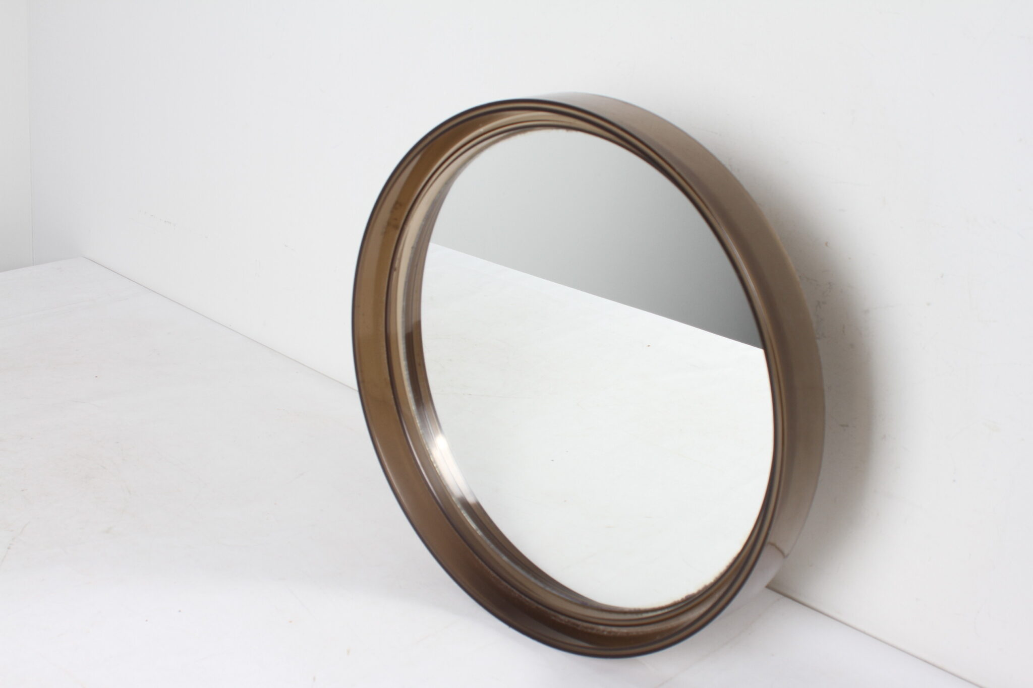miroir-rond-vintage-space-age-plexiglas-fume-gilac-1813-objets-deco-brocante-occasion-emmaus-scherwiller-etikette (3)
