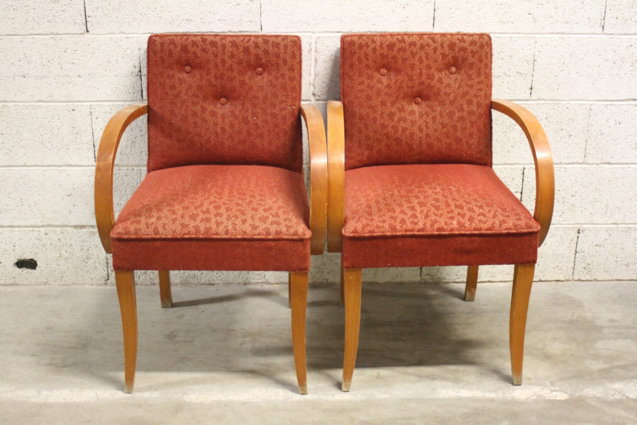 paire-de-fauteuils-bridge-vintage-bois-assise-ressorts-tissu-bouclettes-mobilier-brocante-occasion-emmaus-scherwiller-etikette (2)