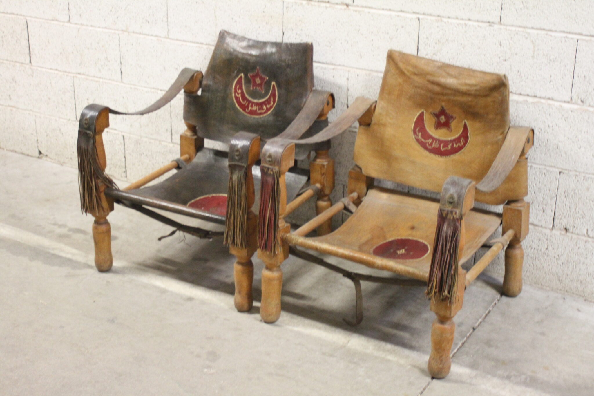 paire-de-fauteuils-safari-ancien-bois-cuir-mobilier-brocante-occasion-emmaus-scherwiller-etikette (1)