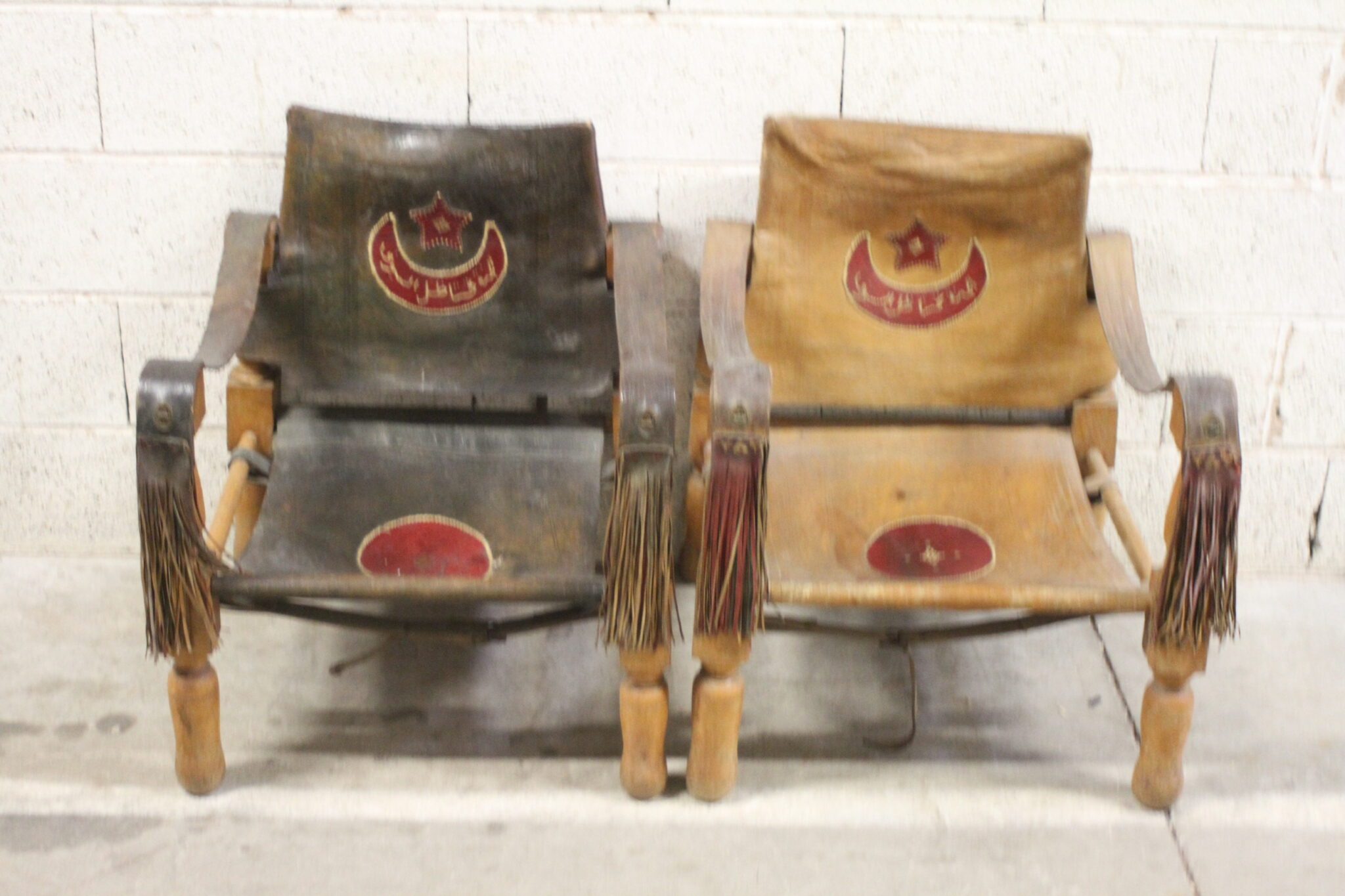 paire-de-fauteuils-safari-ancien-bois-cuir-mobilier-brocante-occasion-emmaus-scherwiller-etikette (2)