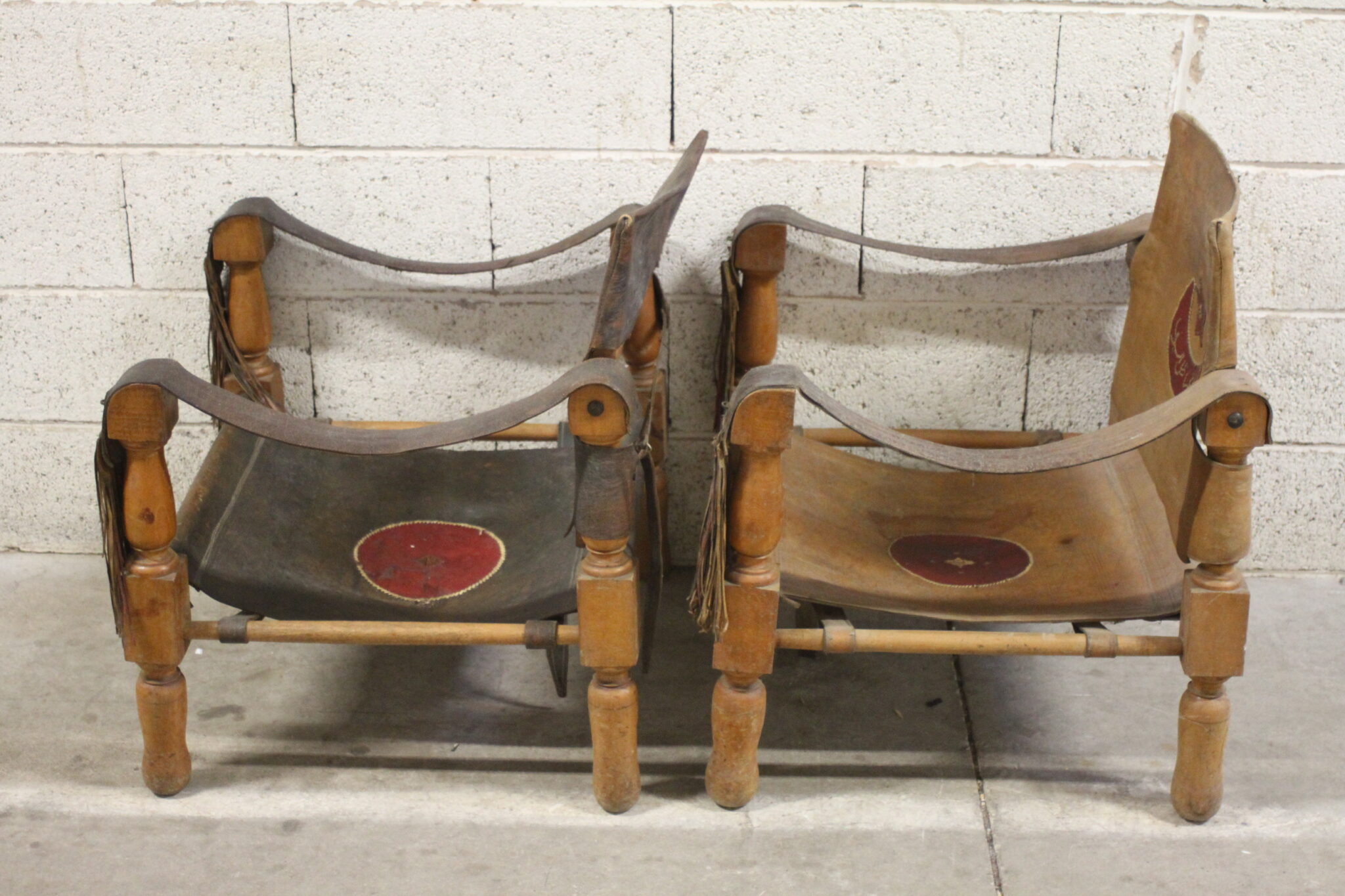 paire-de-fauteuils-safari-ancien-bois-cuir-mobilier-brocante-occasion-emmaus-scherwiller-etikette (3)