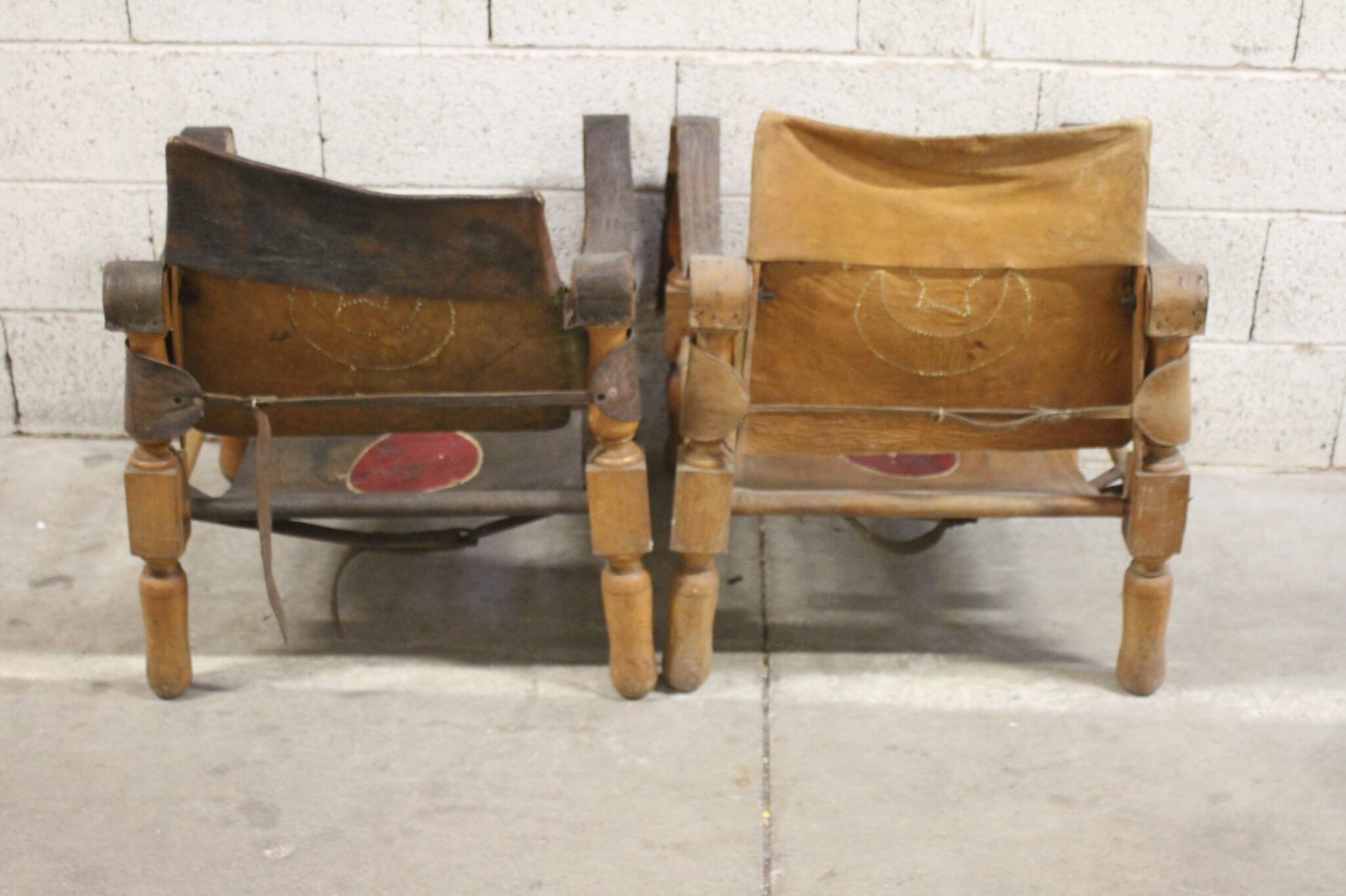 paire-de-fauteuils-safari-ancien-bois-cuir-mobilier-brocante-occasion-emmaus-scherwiller-etikette (4)