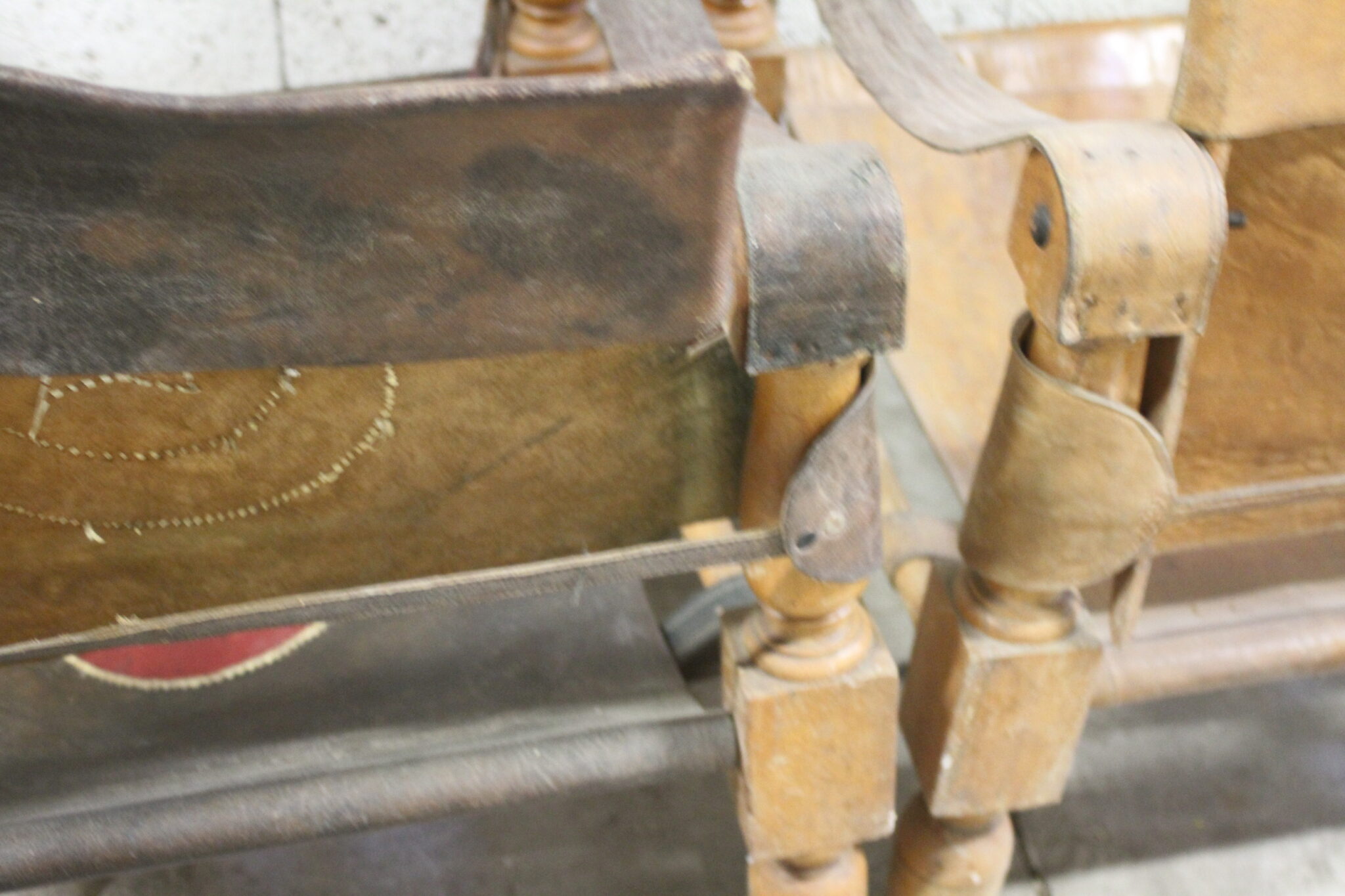 paire-de-fauteuils-safari-ancien-bois-cuir-mobilier-brocante-occasion-emmaus-scherwiller-etikette (5)