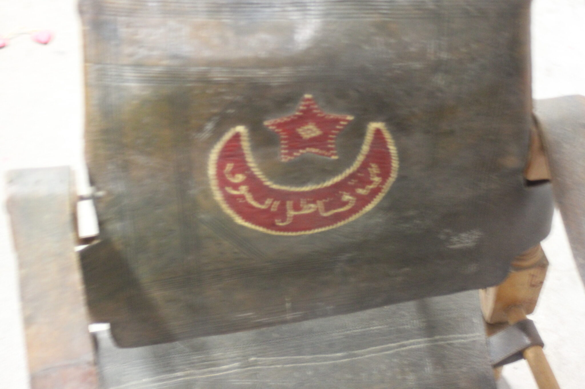 paire-de-fauteuils-safari-ancien-bois-cuir-mobilier-brocante-occasion-emmaus-scherwiller-etikette (7)