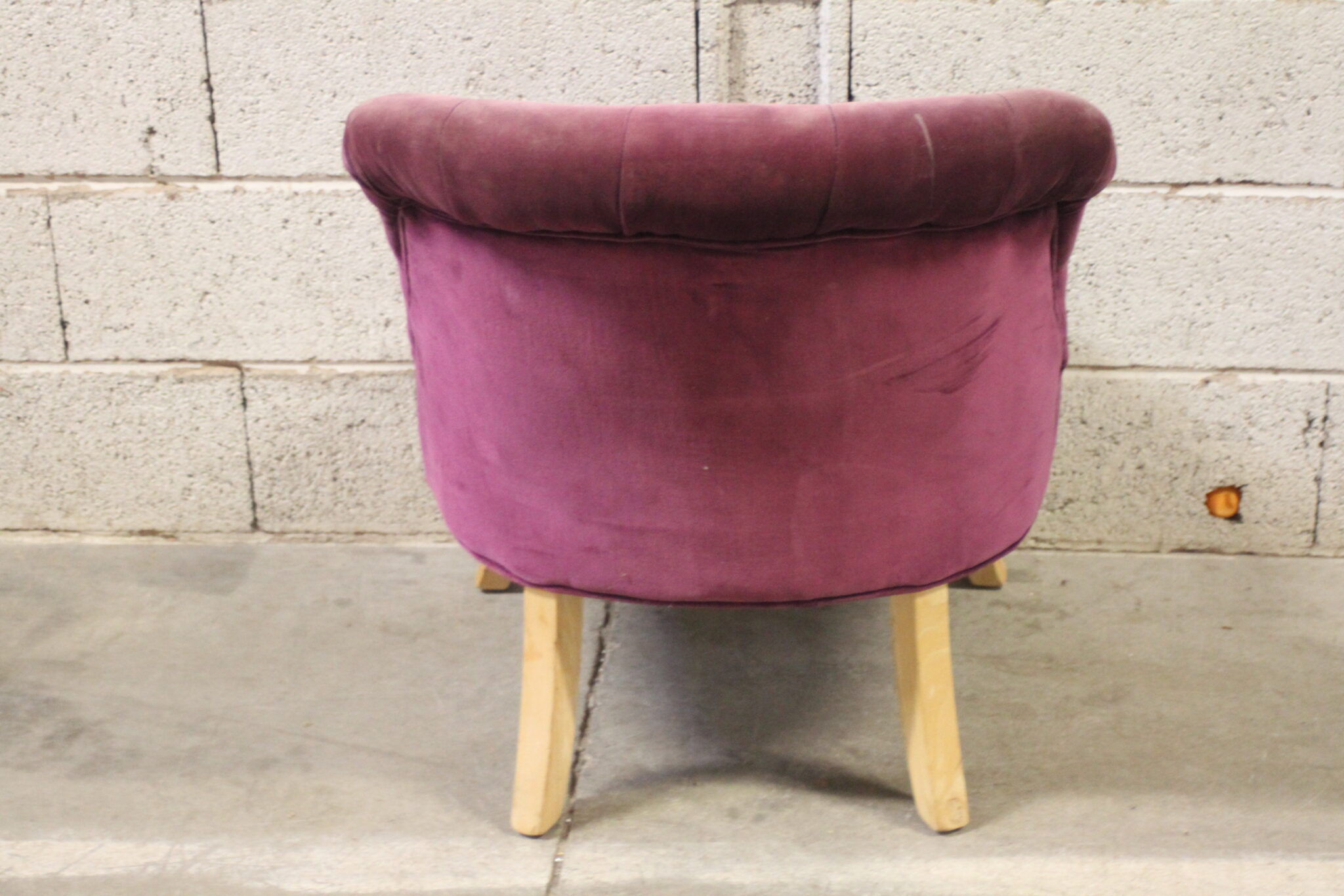 petit-fauteuil-crapaud-pieds-bois-clair-capitonne-tissu-velours-violet-mobilier-occasion-emmaus-scherwiller-etikette (1)
